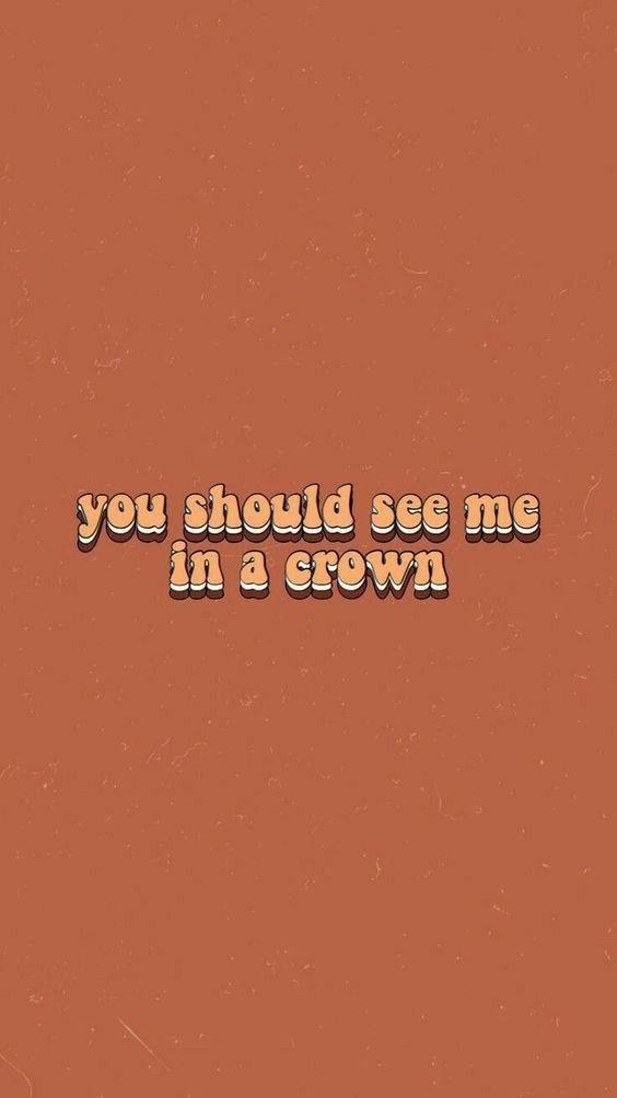 文字引用「you should see me in a crown」，背景為有紋理的棕色。