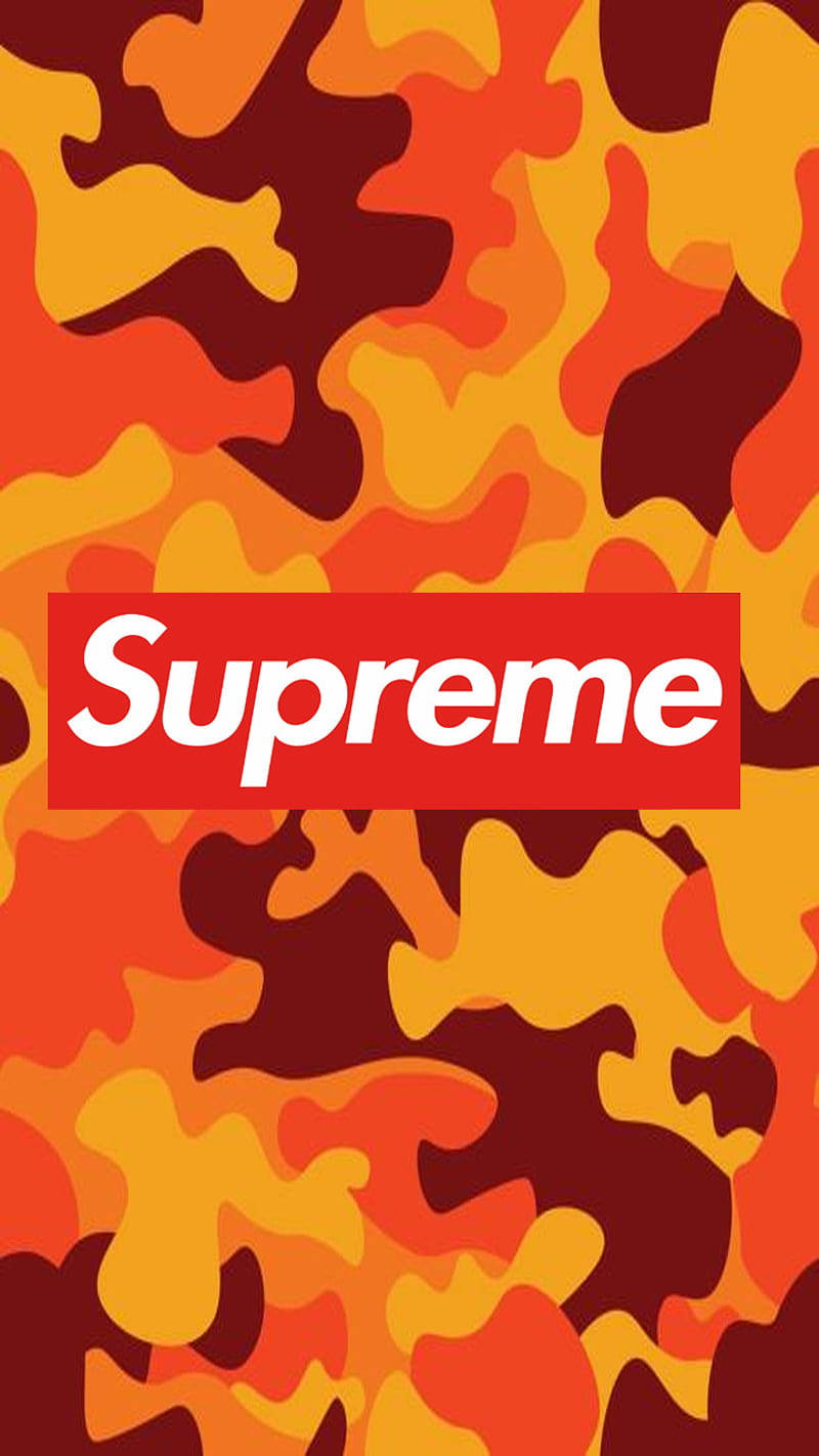 橙色迷彩 Supreme 標誌 壁紙 — 一個大膽的紅色Supreme標誌，位於火橙色和深紅色的迷彩圖案中央。