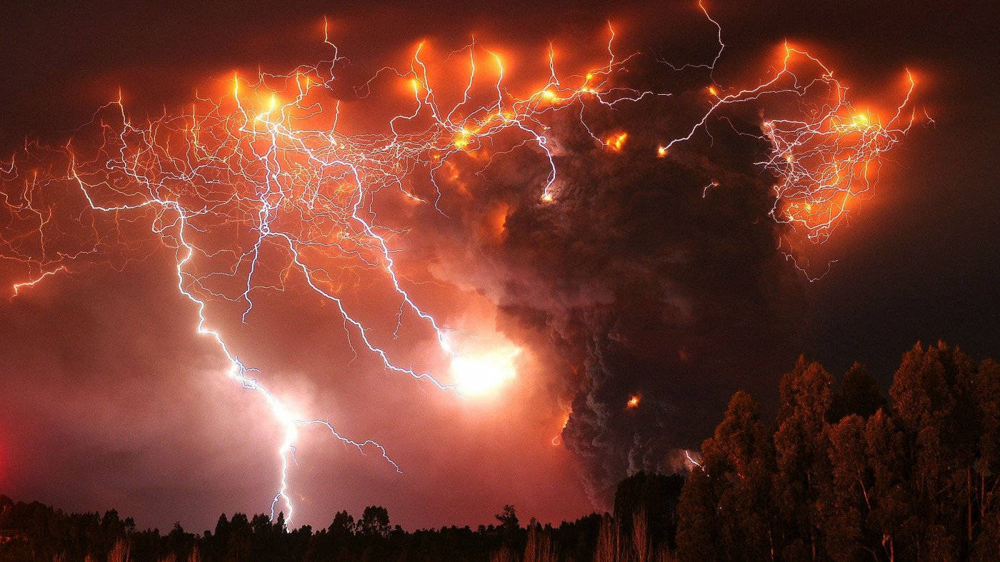 夜間火山爆發，閃電穿過煙霧和樹木。
