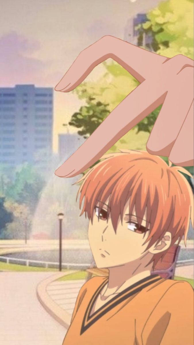 動漫男孩 桌布 壁紙 — 橙色頭髮的動漫男孩抬頭，一隻巨手輕輕懸浮在他頭頂上方，在城市公園中。