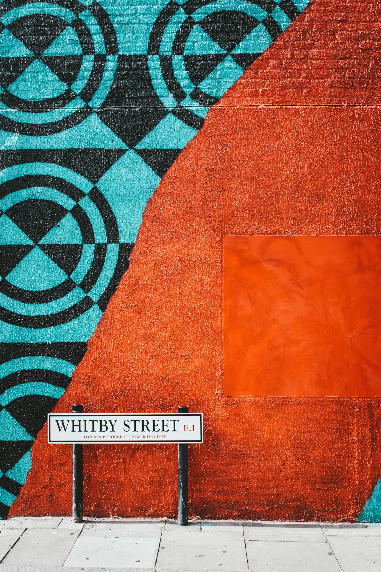 Whitby Street 標誌旁磚牆上的彩色幾何壁畫