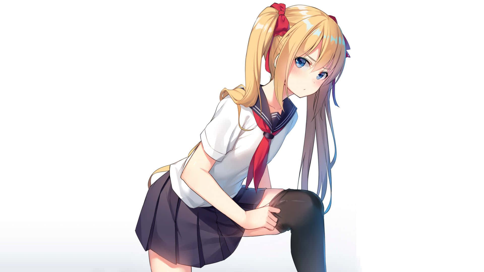 金髮雙馬尾動漫女學生穿著水手服蹲著。