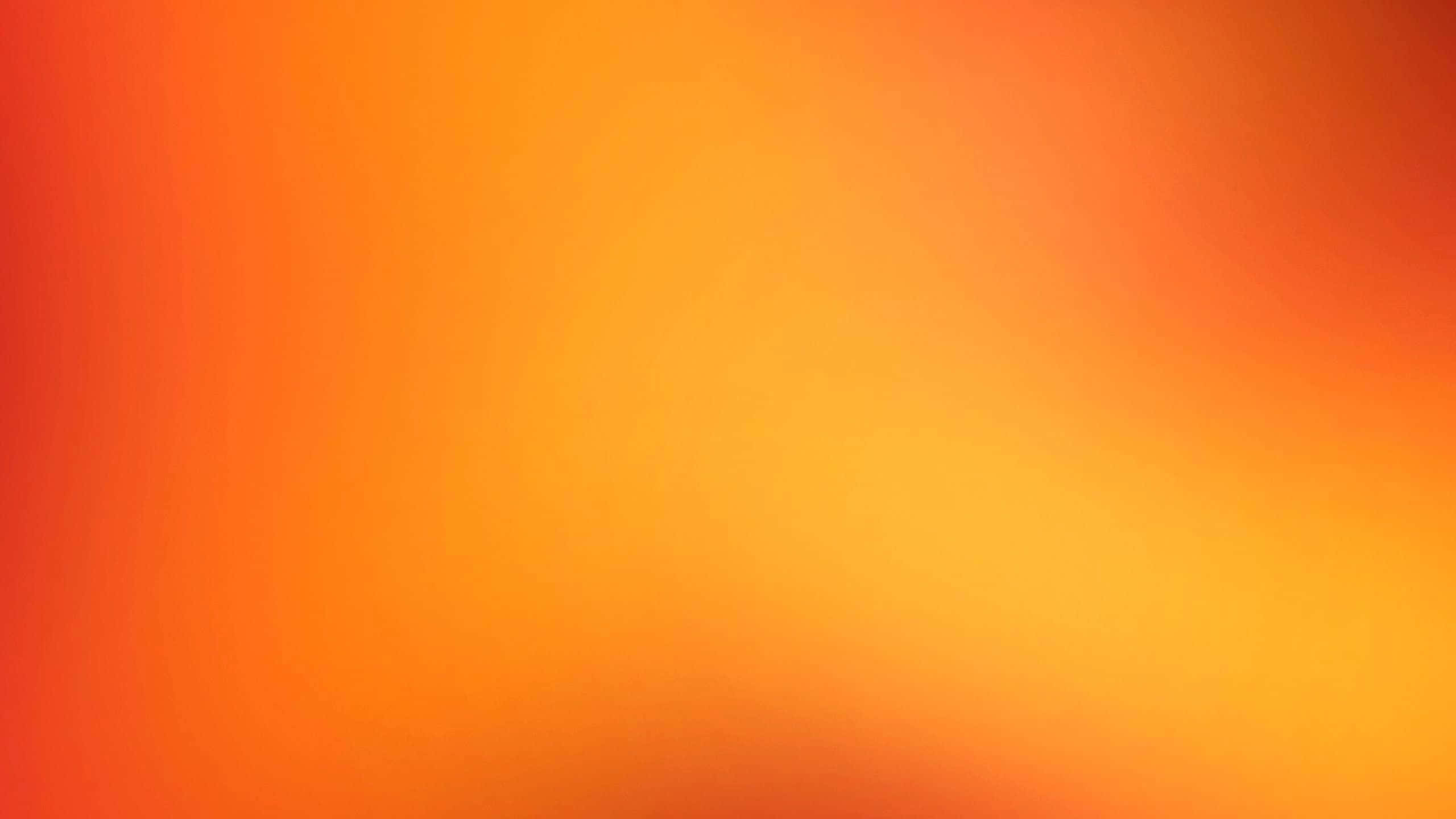 橙黃抽象背景 壁紙 — 溫暖橙色和紅色色調的平滑漸變，柔和地融合在整個畫面中。