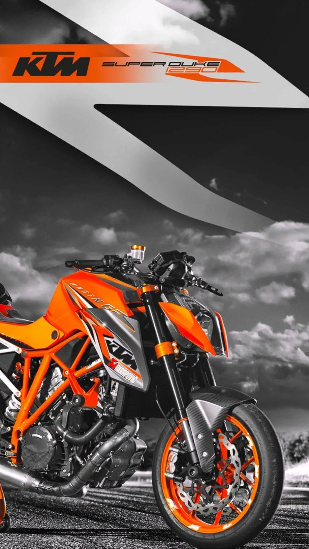 橙色KTM Super Duke 1290電單車在陰天下停在瀝青路面上。