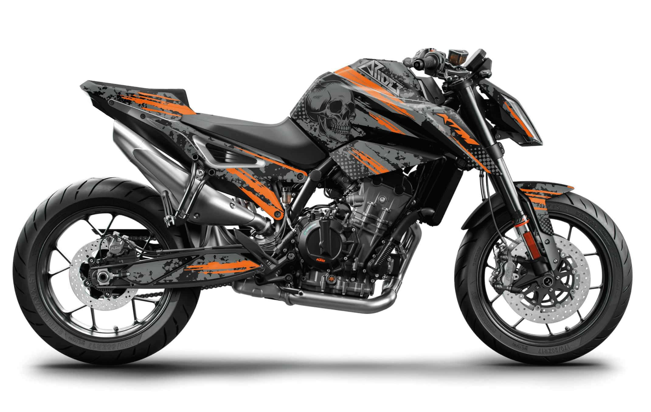 橙黑配色KTM Duke 890摩托車圖片 壁紙 — 一架時尚的黑色和橙色KTM電單車，帶有骷髏圖案，在白色背景的影樓燈光下展示。