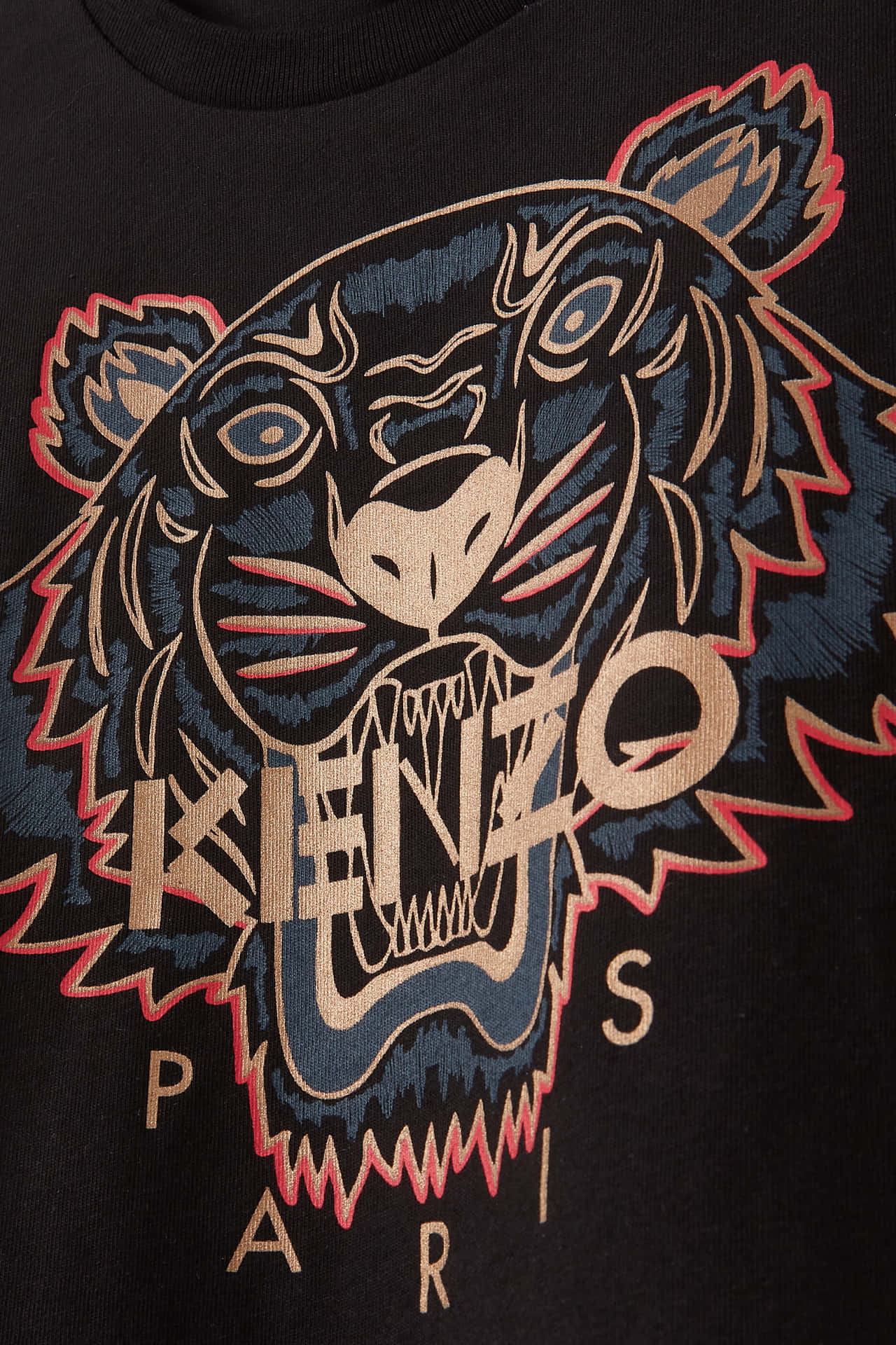 黑色衛衣，有刺繡老虎頭同 Kenzo Paris 標誌。