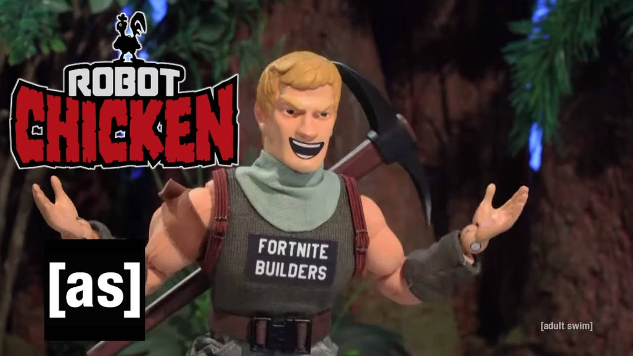 機器雞《Fortnite》諷刺版 壁紙 — 一個拿著鎬的Fortnite Builder可動人偶站在Robot Chicken標誌下的叢林環境中。