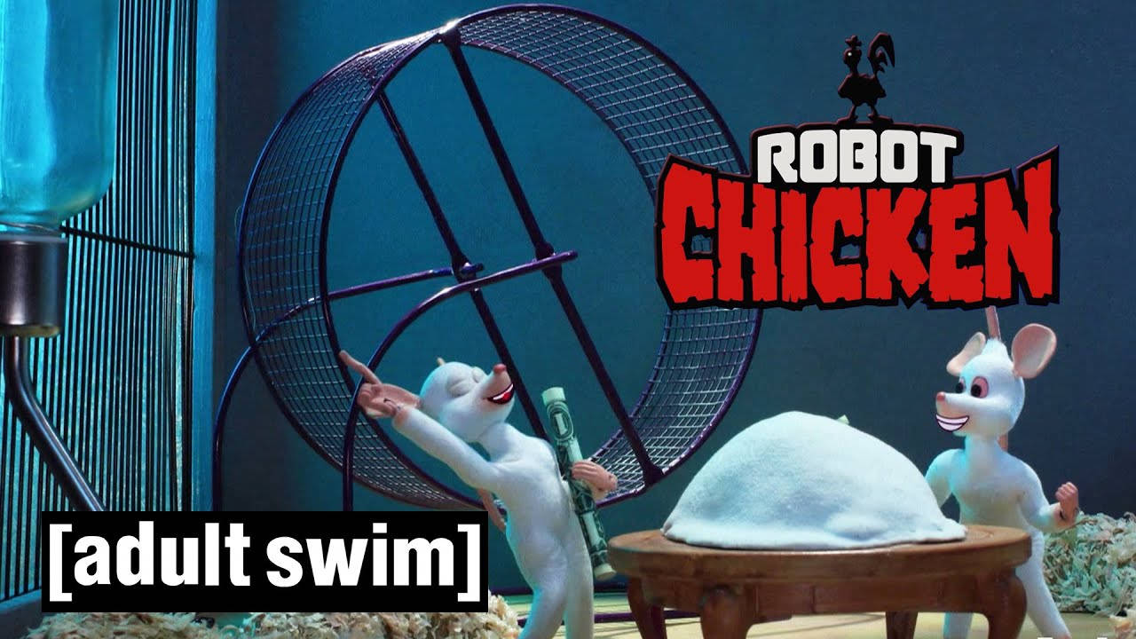 機器雞模仿《飛鼠與大腦》 壁紙 — 兩隻白色卡通老鼠喺有『Robot Chicken』標誌嘅攝影棚場景入面，開心咁喺倉鼠輪同雪堆旁邊擺甫士。