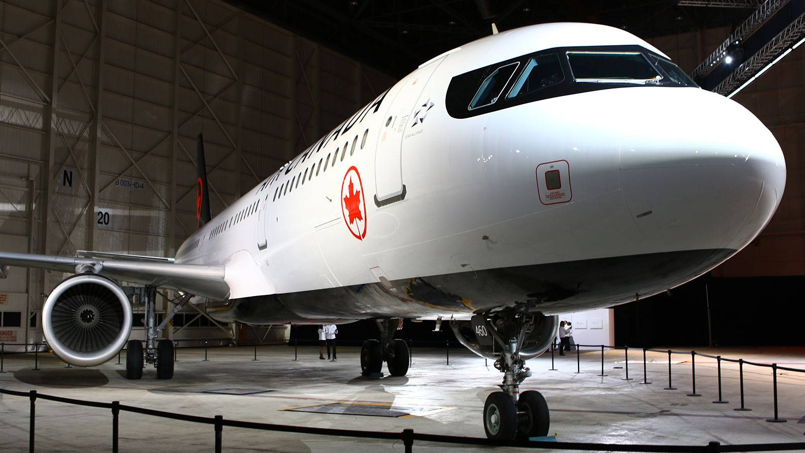 加拿大航空飛機在機庫中展示，參觀者觀看。