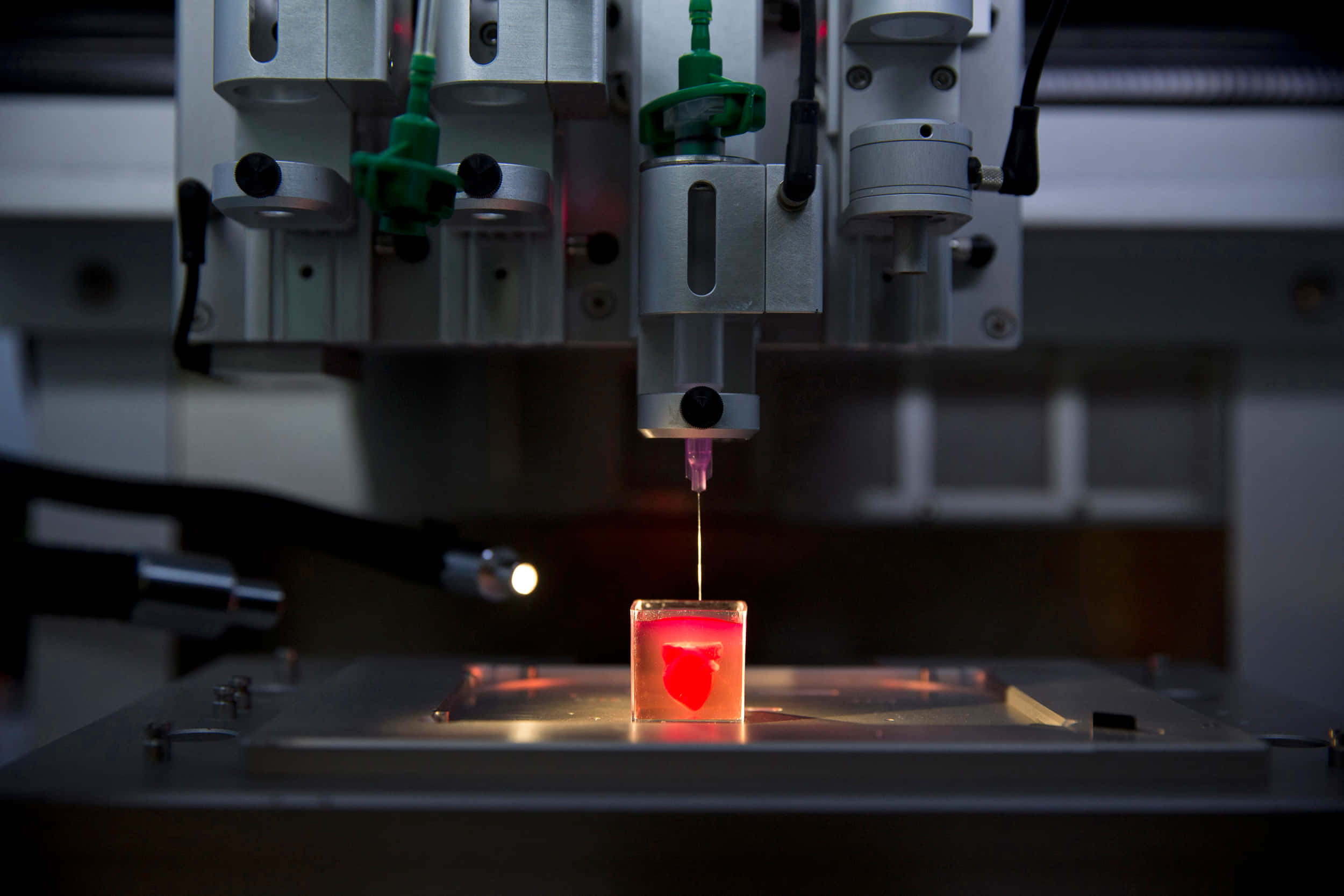3d Printer 桌布 壁紙 — 機械臂在昏暗燈光下將發光的紅色液體注入實驗枱上的透明立方體。