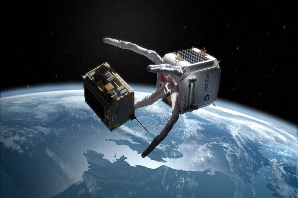 Space Debris 桌布 壁紙 — 機械臂在深空中以地球彎曲的藍白表面為背景抓住一顆衛星。
