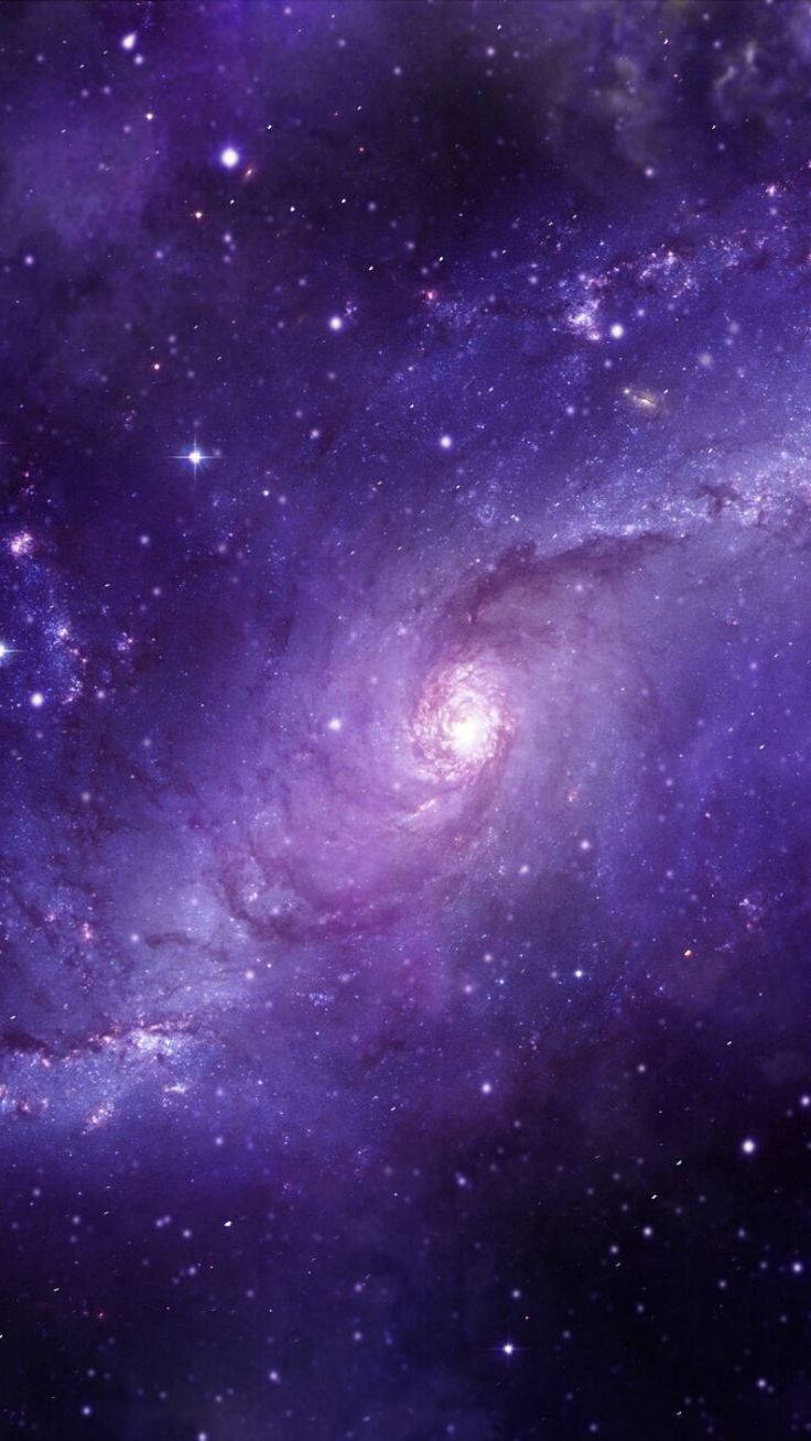 一個充滿恆星和宇宙塵埃的旋轉紫色星系。