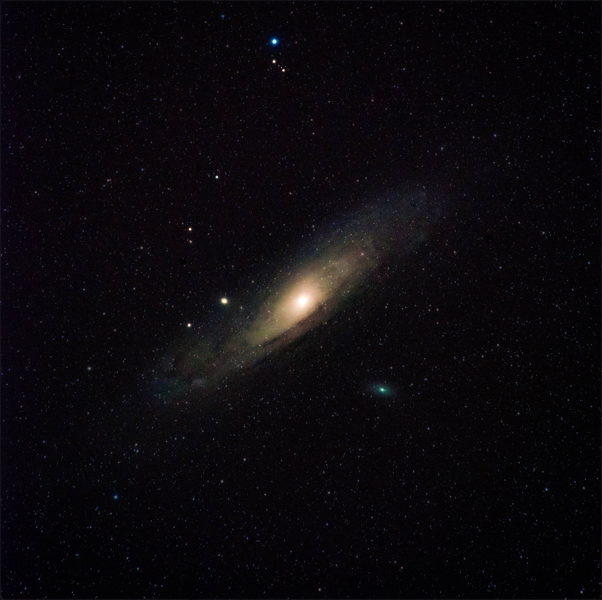 螺旋星系，明亮核心和旋轉臂，在遙遠恆星之間。