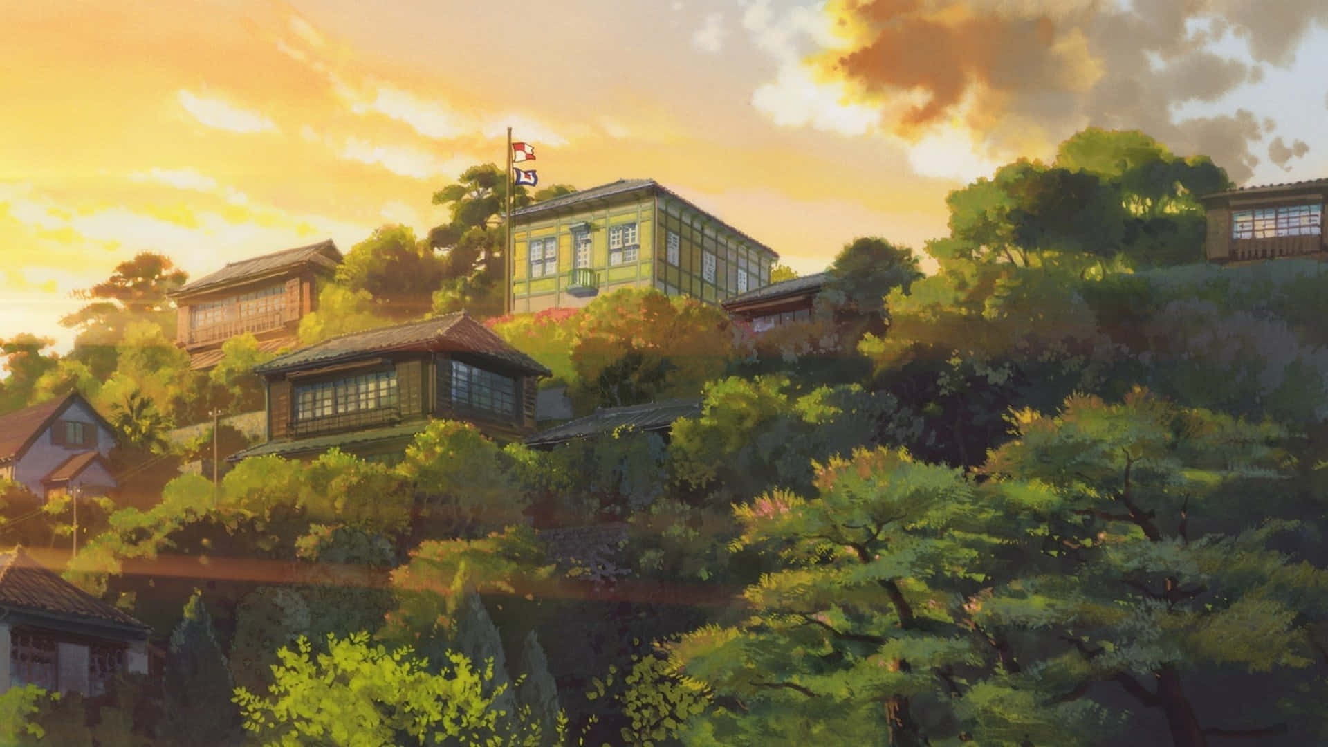 山坡上的傳統日式房屋，夕陽西下，綠樹環繞。