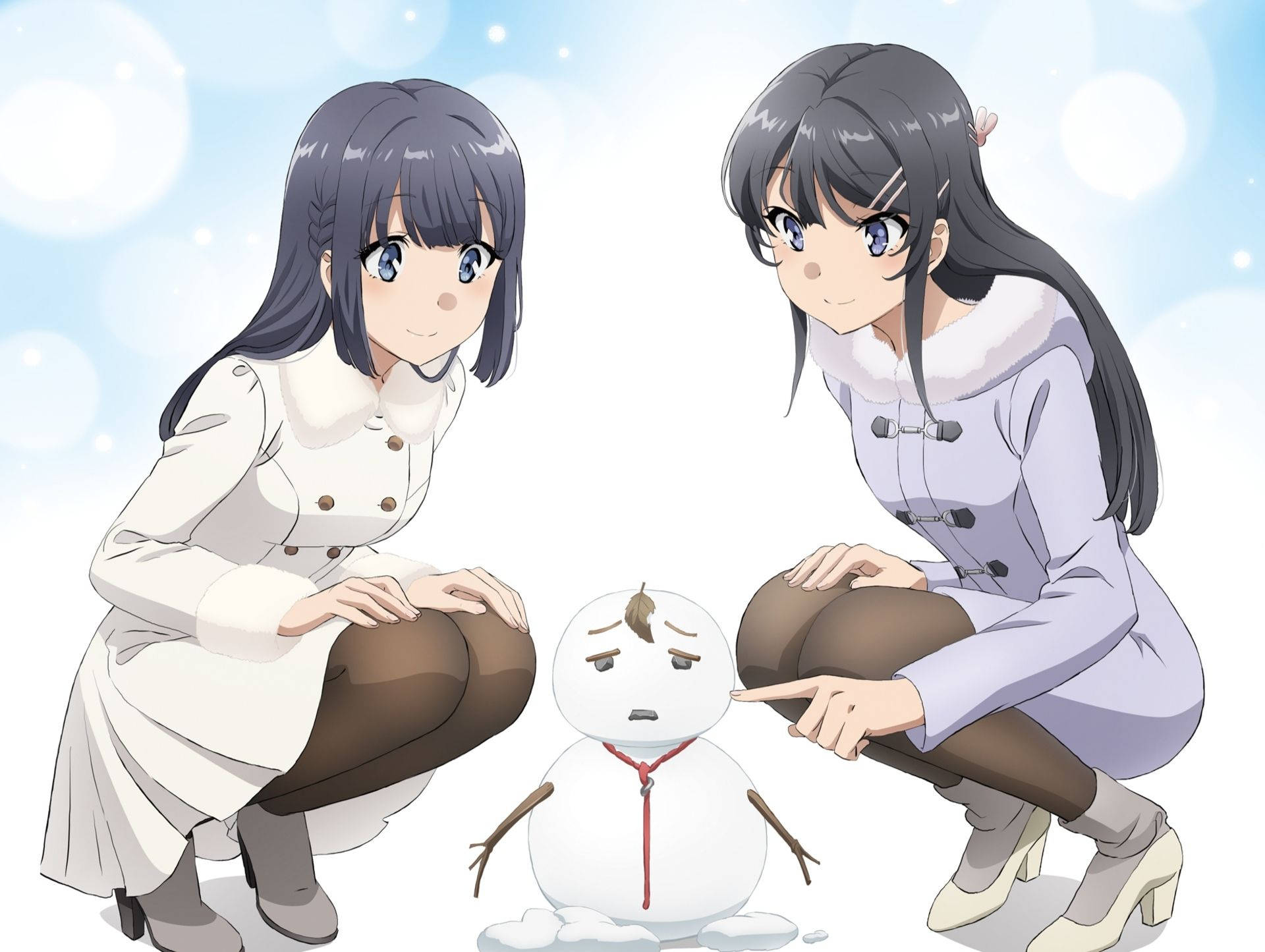 兩個穿著冬季外套的女孩在雪景中與一個小雪人玩耍互動。