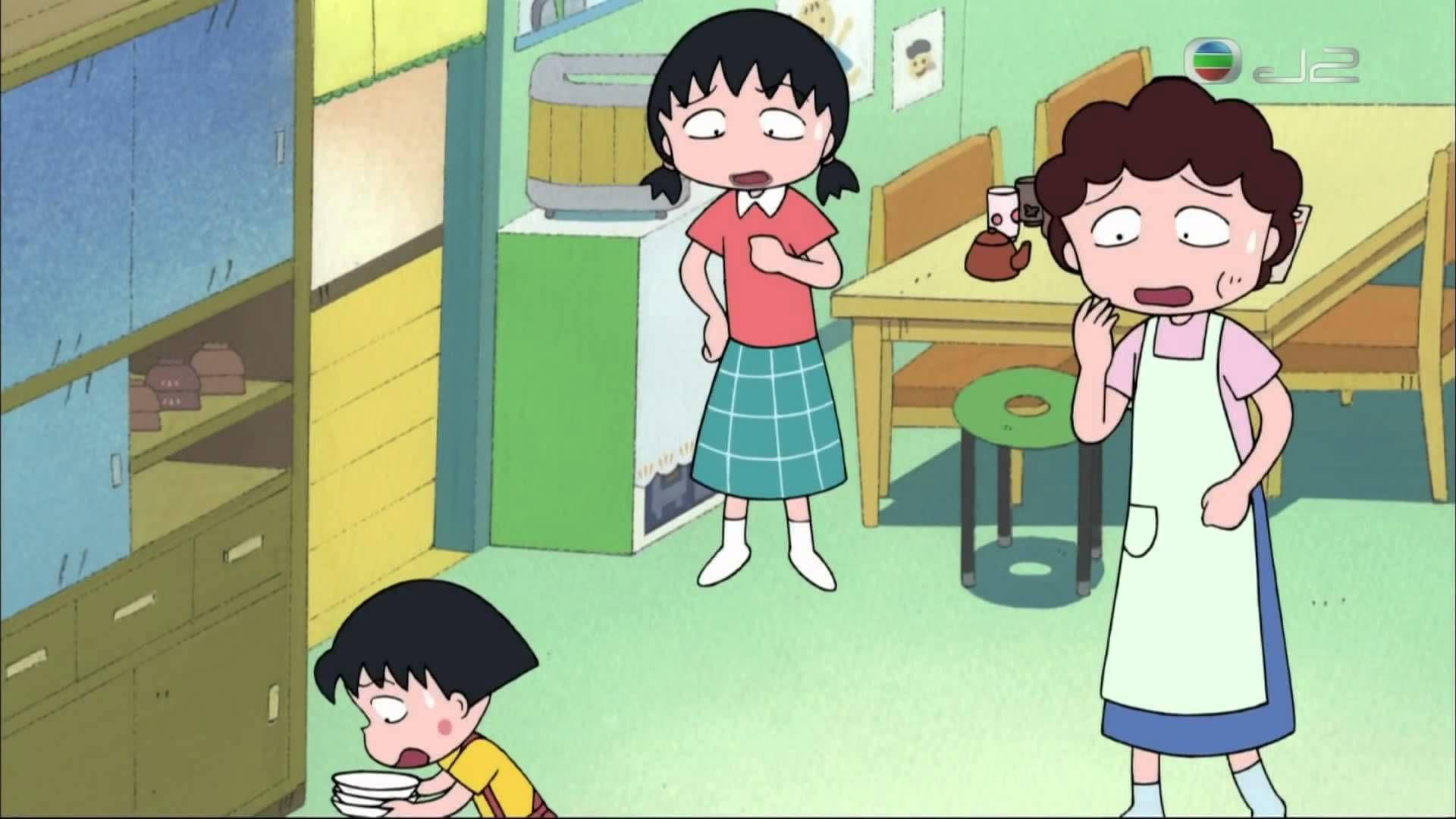 三個動漫角色在廚房裡，一個小孩拿著盤子，兩個大人看起來很驚訝。