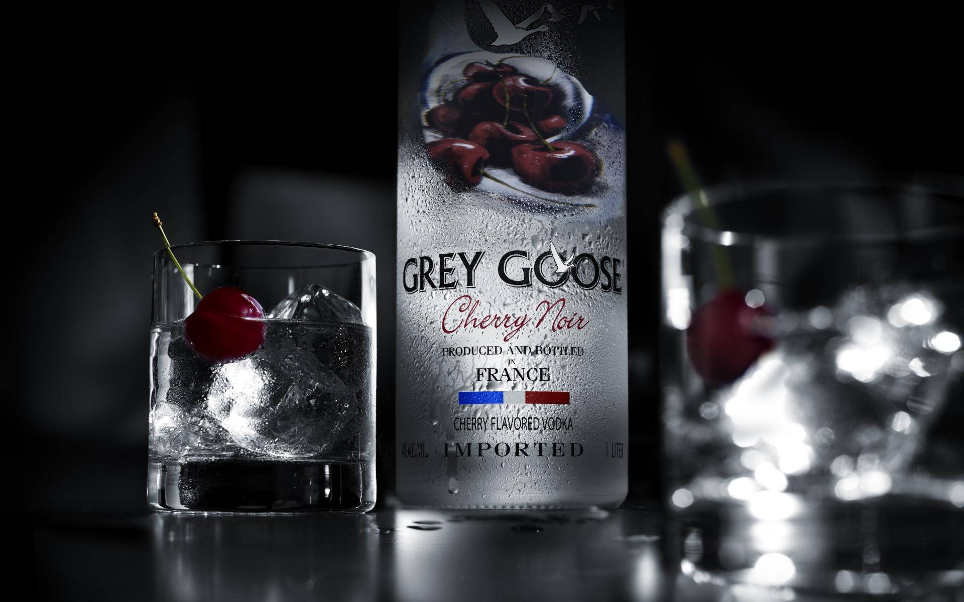 冰鎮 Grey Goose Cherry Noir 伏特加，搭配冰塊和櫻桃裝飾的玻璃杯。