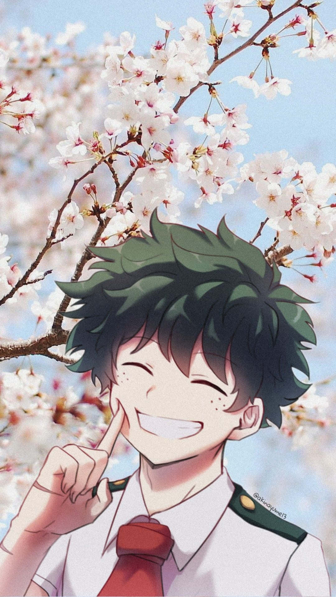 櫻花樹下微笑的 Deku 圖 壁紙 — 一個開朗的動畫男孩，綠色頭髮，在盛開的櫻花下微笑，背景是柔和的藍天。