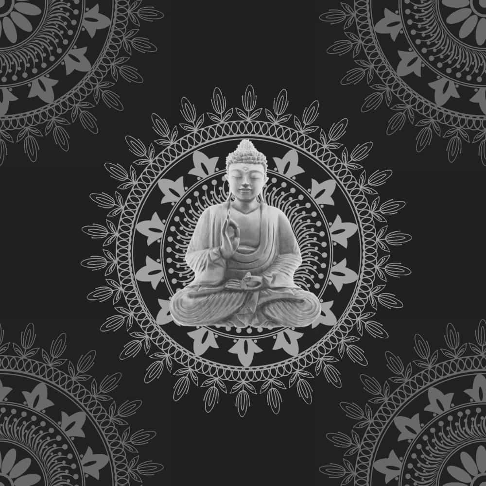 一尊佛像在冥想，周圍是複雜的曼陀羅圖案，背景為深色。