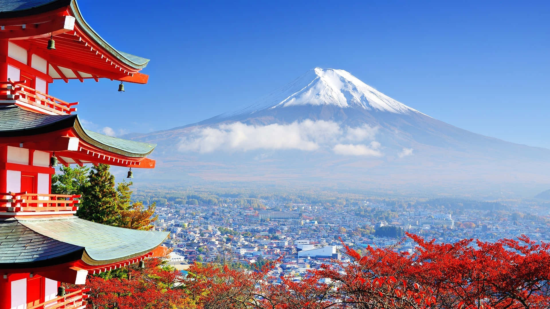 紅色寺廟與富士山和秋色城市景觀。