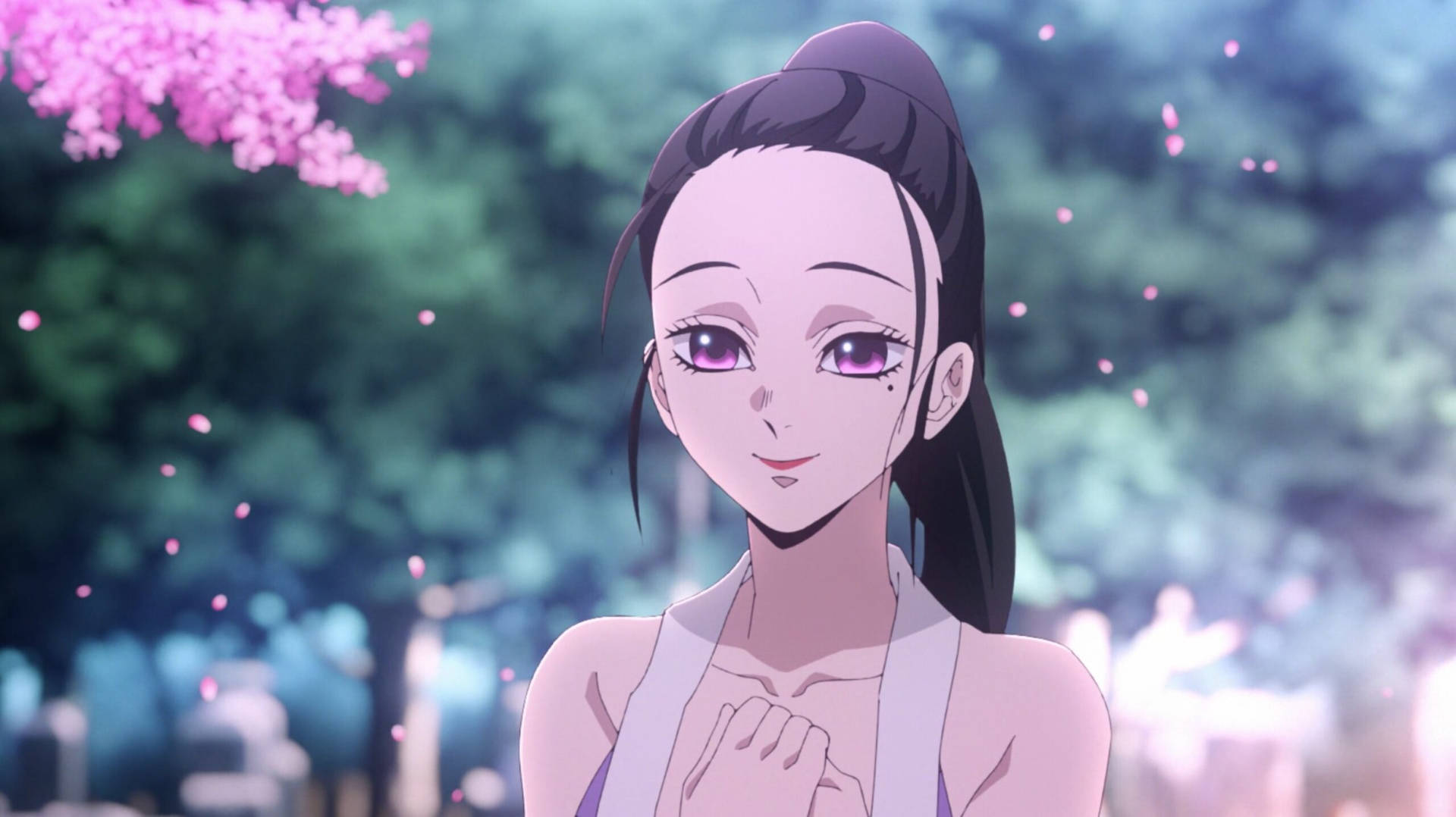 在櫻花下微笑的紫色眼睛動漫女孩。