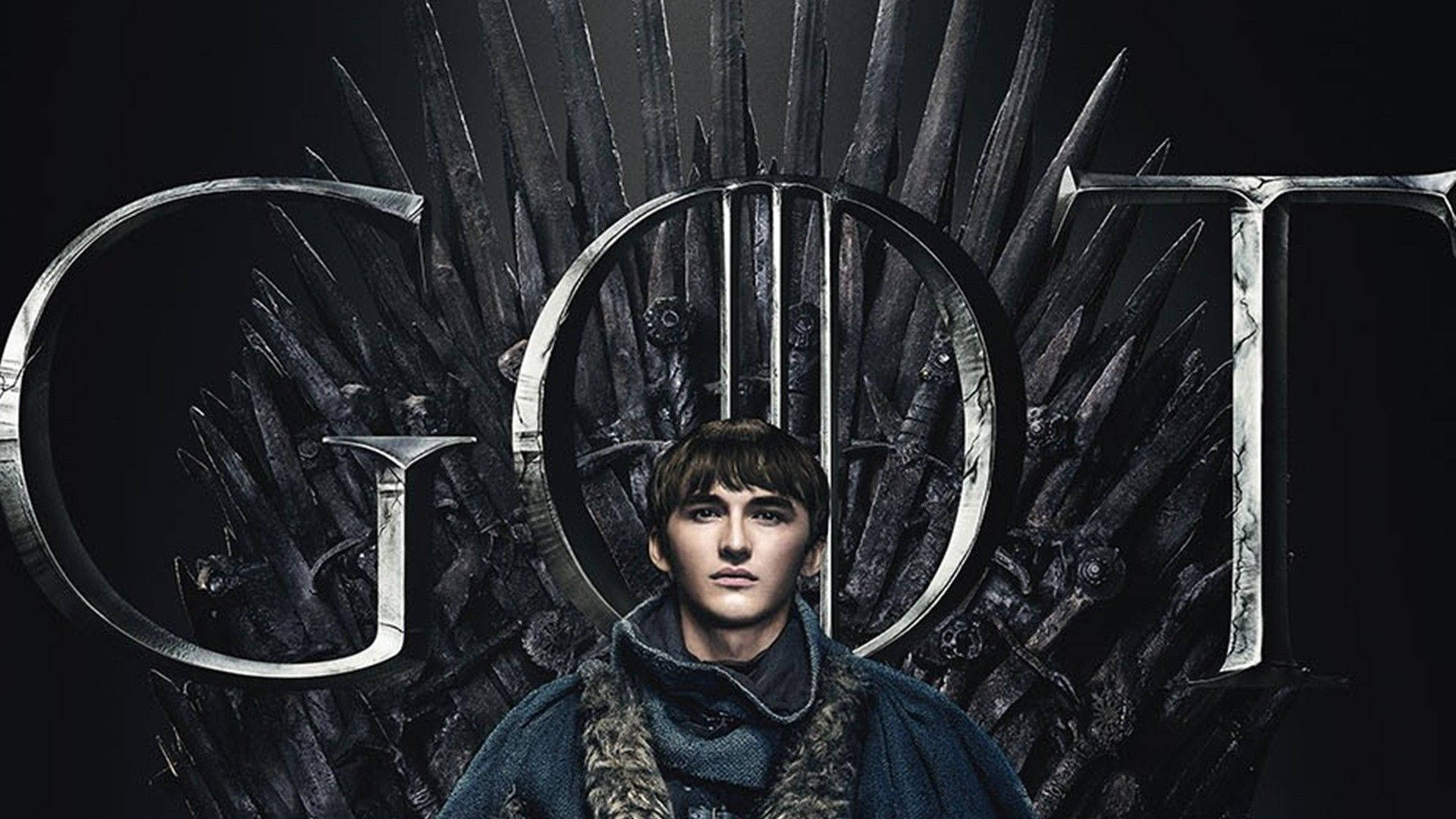穿著毛皮襯裡斗篷的年輕男子坐在鐵王座上，背後有「GOT」字母。