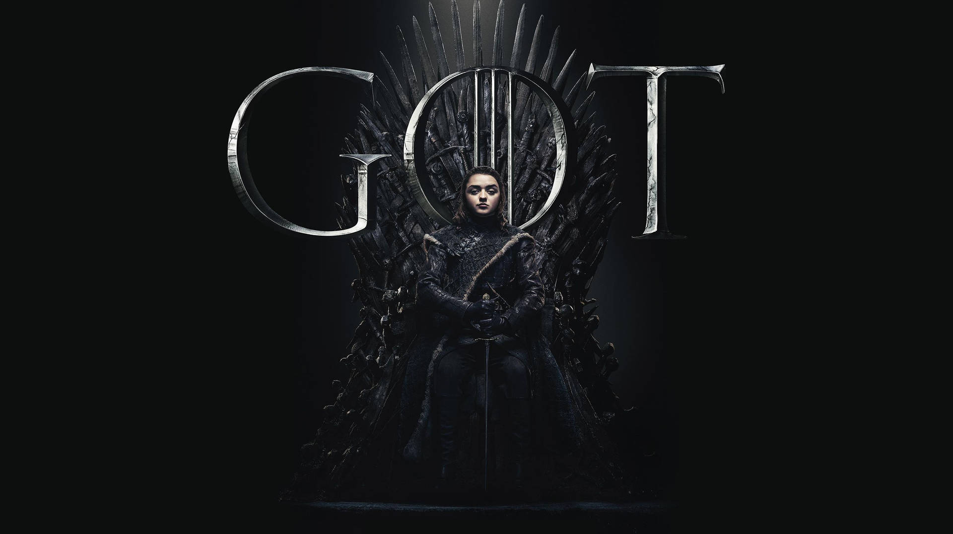 一位女王坐在鐵王座上，身後有「GOT」標誌，光線昏暗。