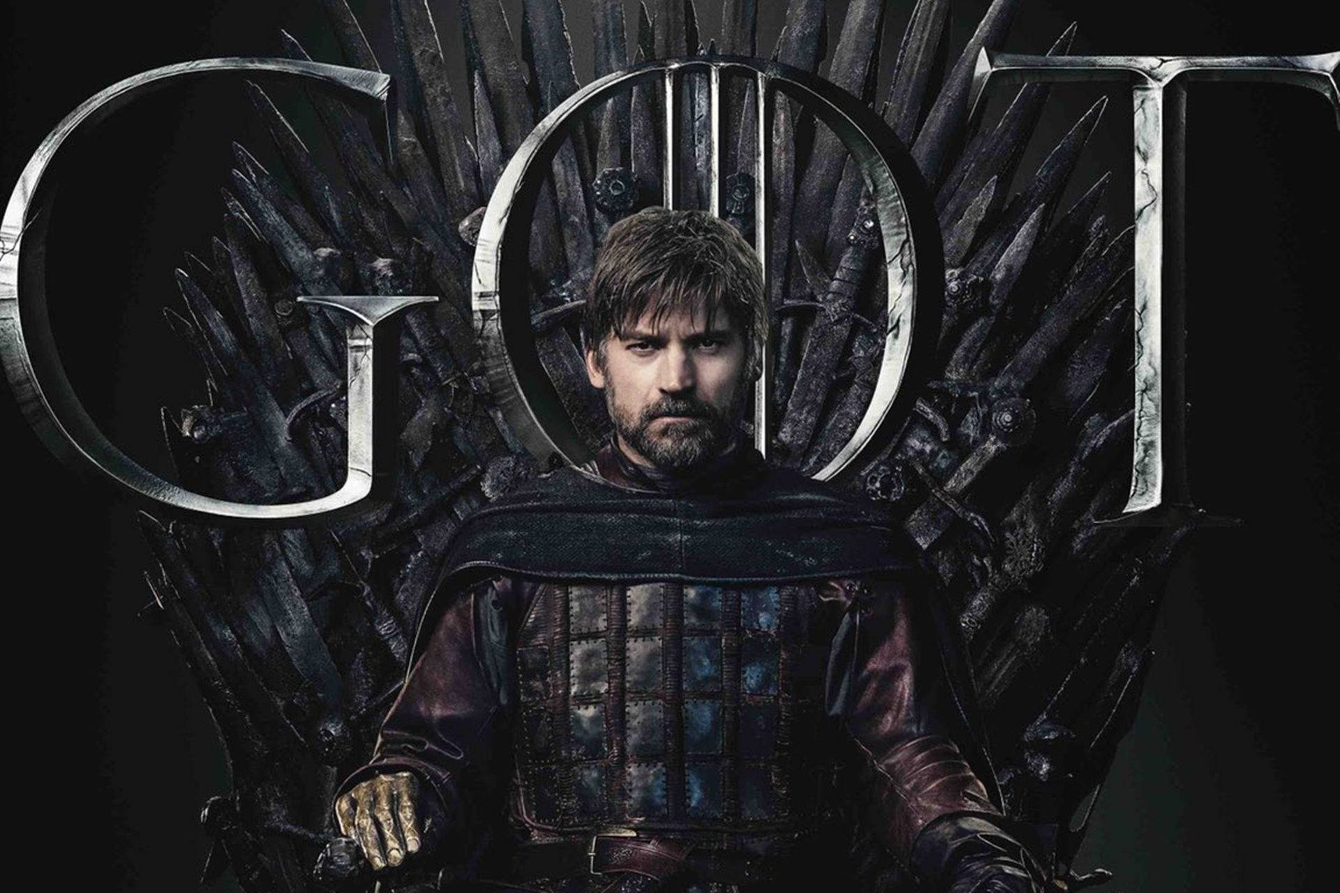 穿盔甲的男人坐在鐵王座上，背後有「GOT」字母。