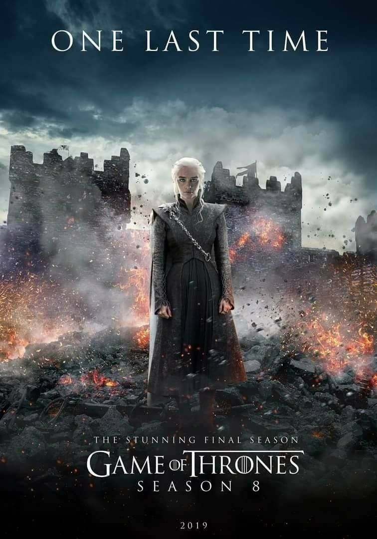 Daenerys Targaryen 身穿深色長袍，站在火燄廢墟中，身後有城堡。