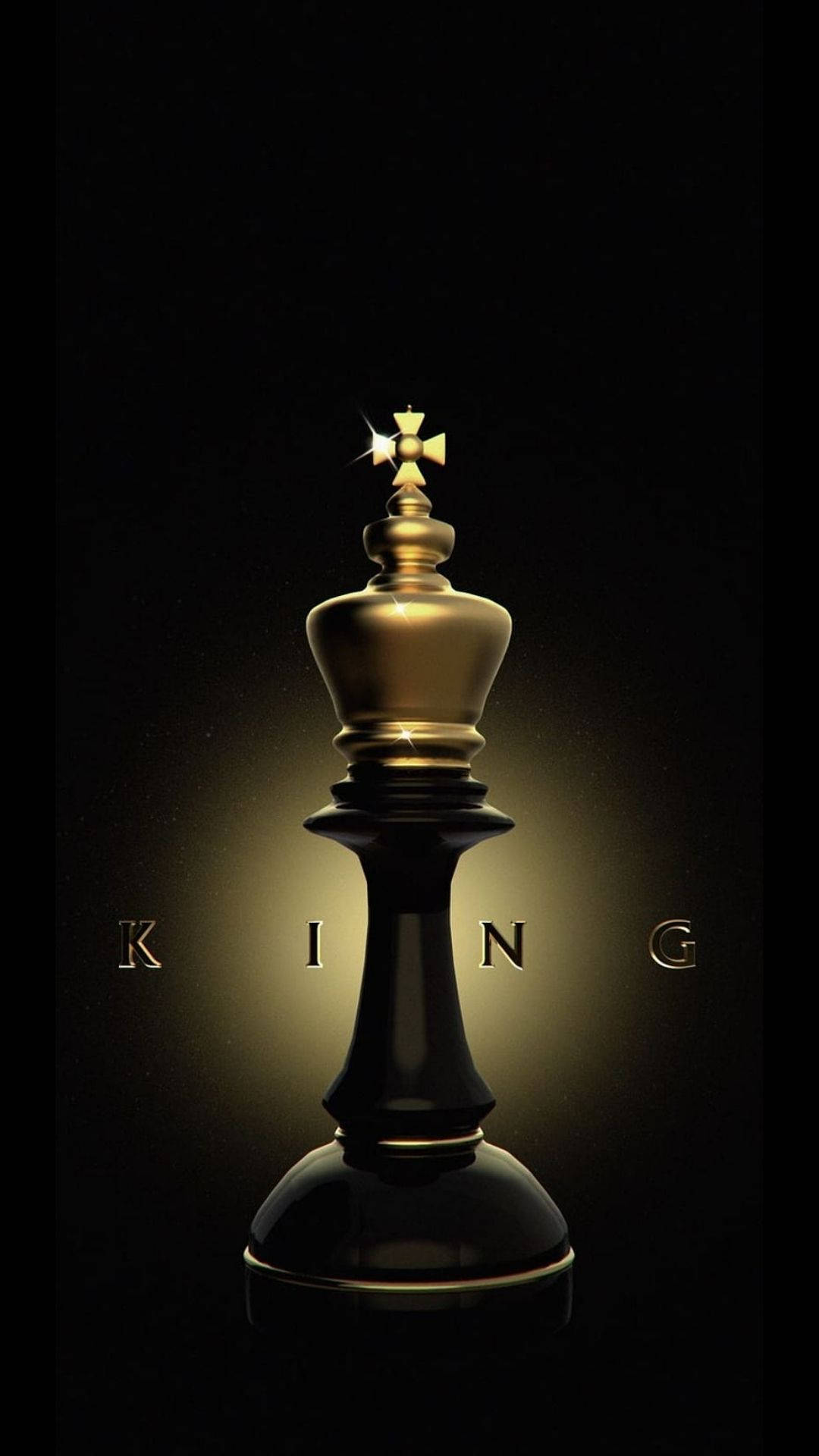 權威棋王 壁紙 — 一個高貴的黑金國際象棋國王棋子，在聚光燈下於黑暗背景中閃耀，背後亮起「KING」字樣。