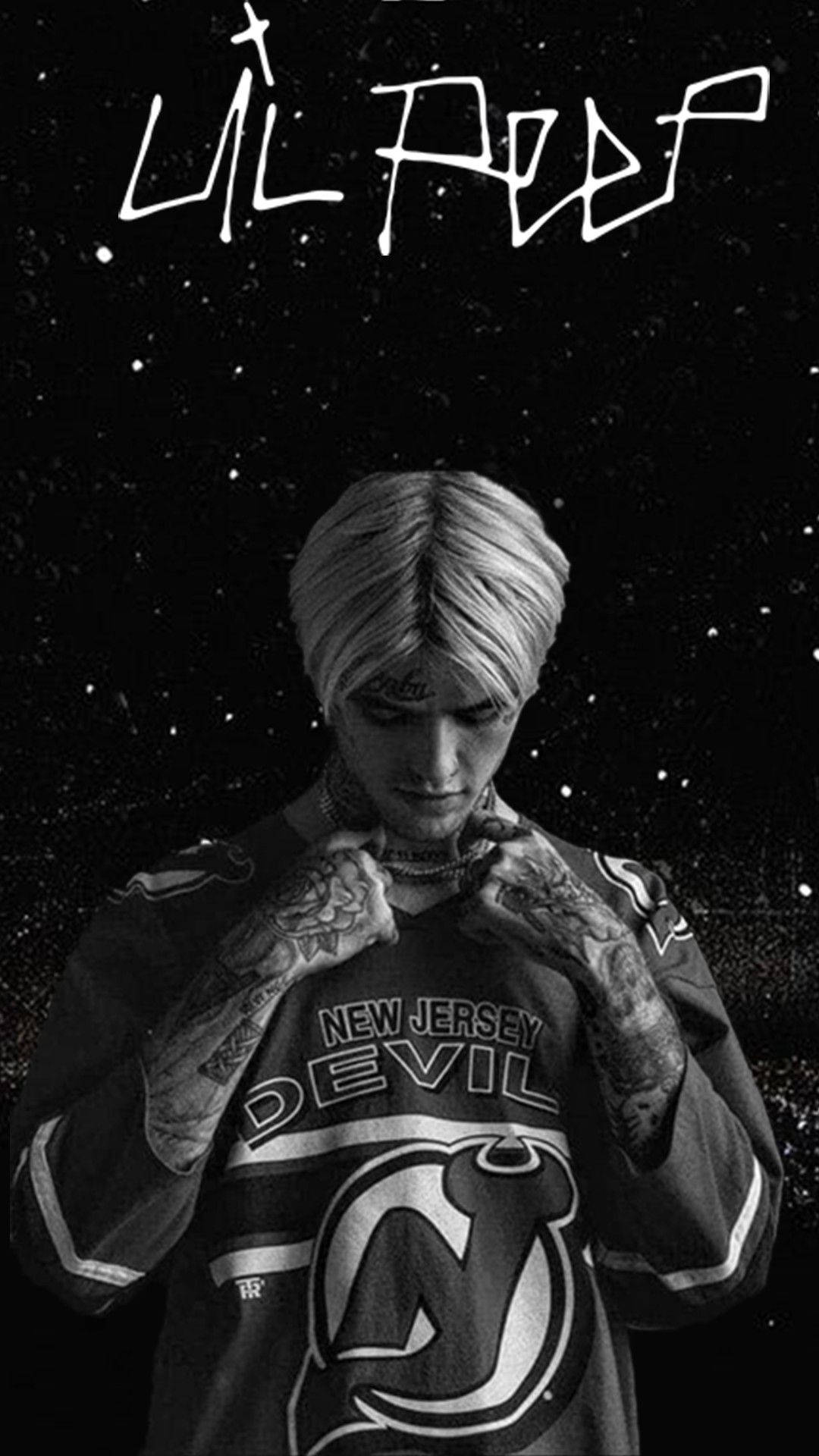 Lil Peep 身穿新澤西魔鬼隊球衣，在星空下，他的名字寫在上面。