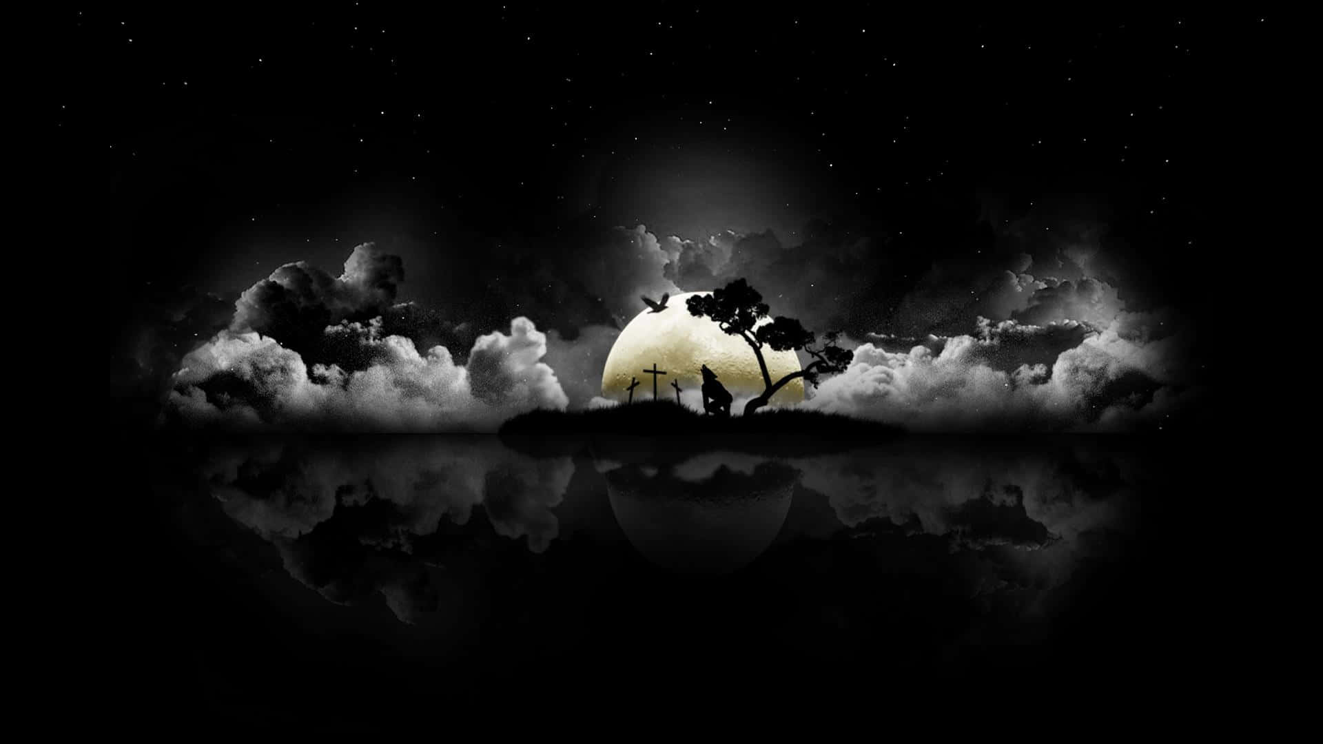 夜晚平靜水面上反射的滿月下的樹木和十字架剪影。