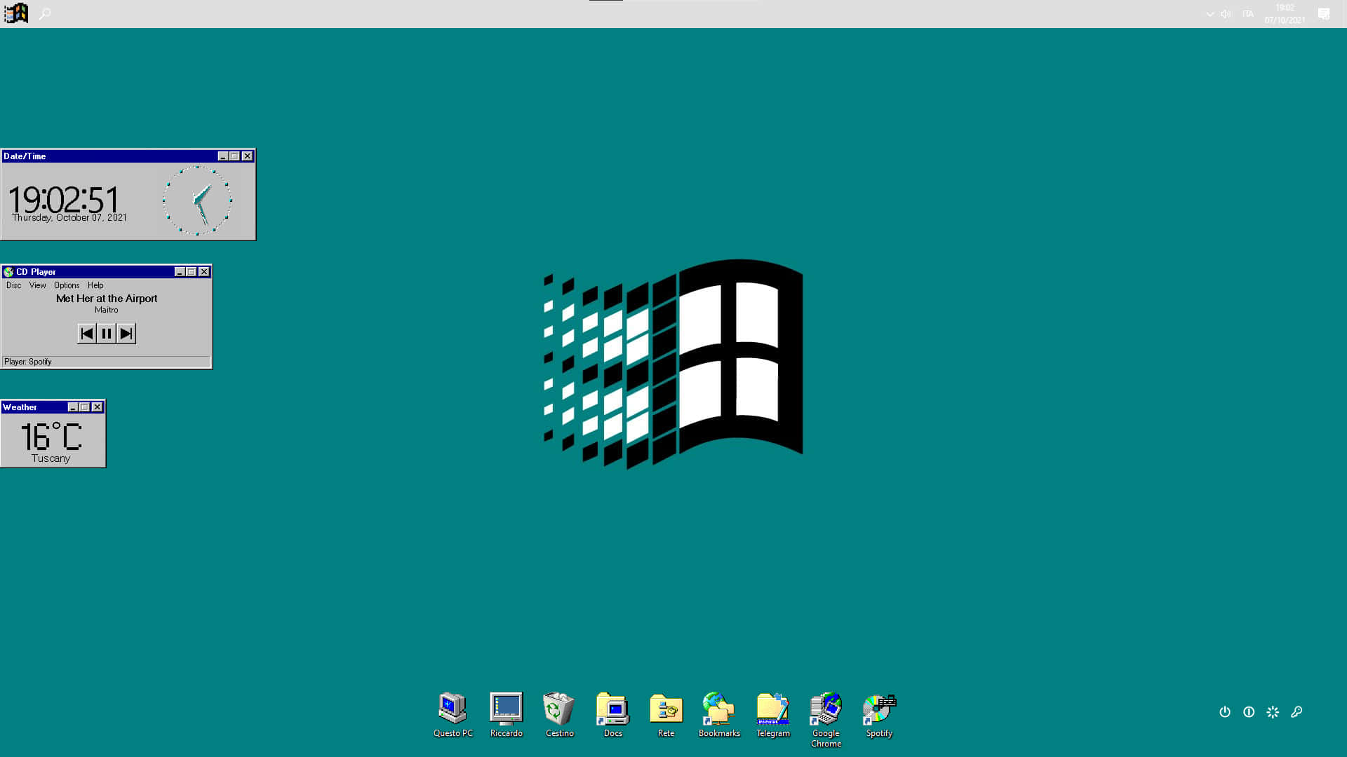欣賞 Windows 95 圖形介面的魅力 壁紙 — Windows XP 桌面，帶有青綠色背景、標誌性標誌、時鐘、天氣和經典圖標。