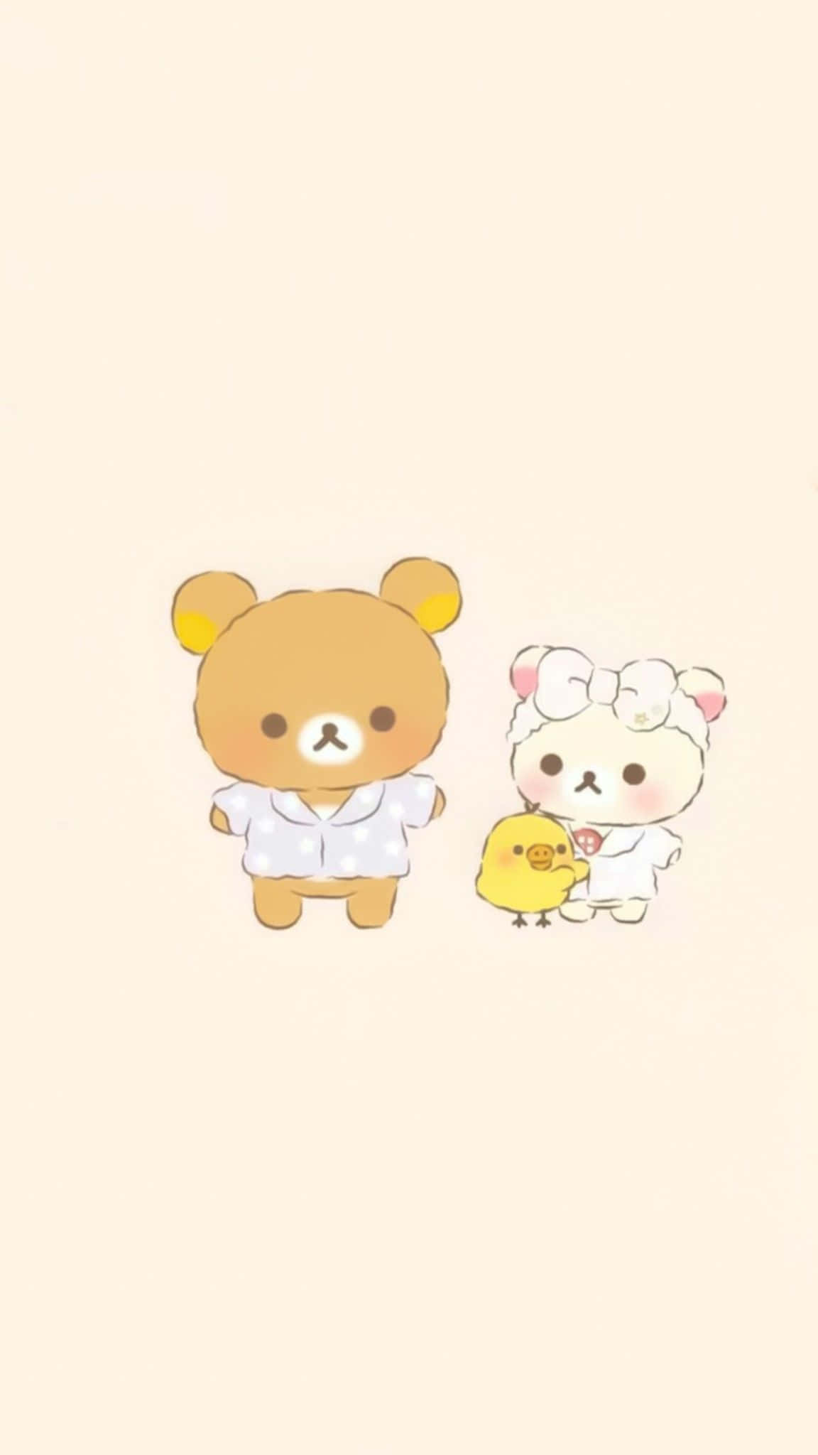 欣賞Rilakkuma的純真可愛，這張可愛壁紙會讓你展露笑容！ 壁紙 — 兩隻可愛嘅卡通熊同一隻著住白色睡衣嘅小雞仔一齊企喺柔軟嘅米色背景上。