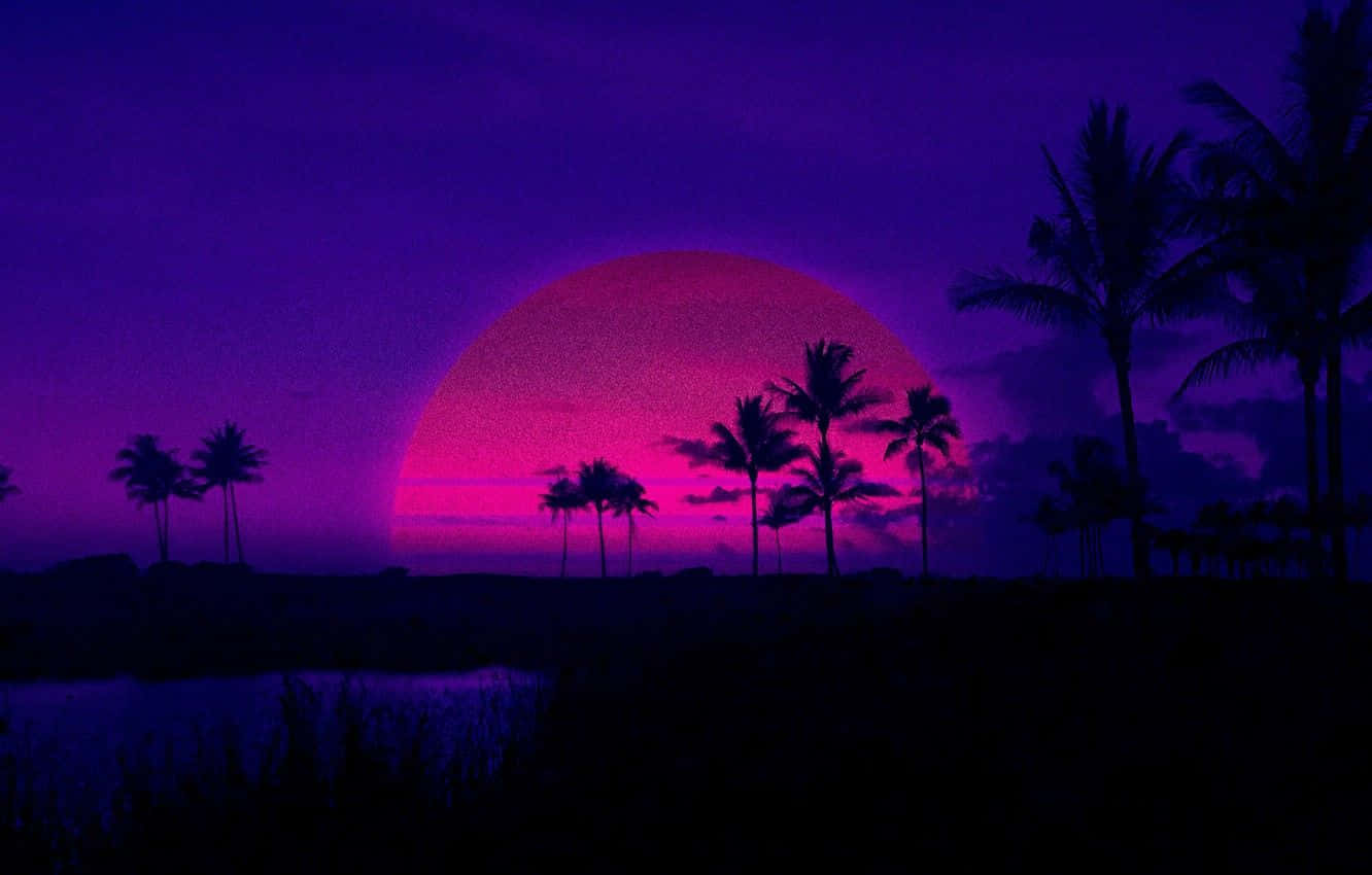 欣賞一幅絢麗的復古夕陽風景 壁紙 — 在深紫色天空下，巨大的粉紅色太陽在棕櫚樹剪影後發光的超現實熱帶日落。