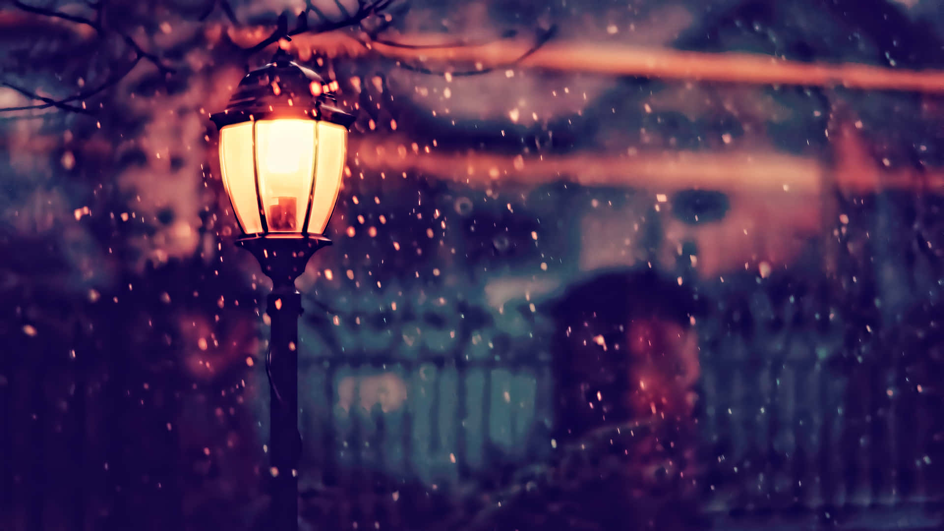 夜晚雪中一盞發光的路燈，背景模糊的城市。