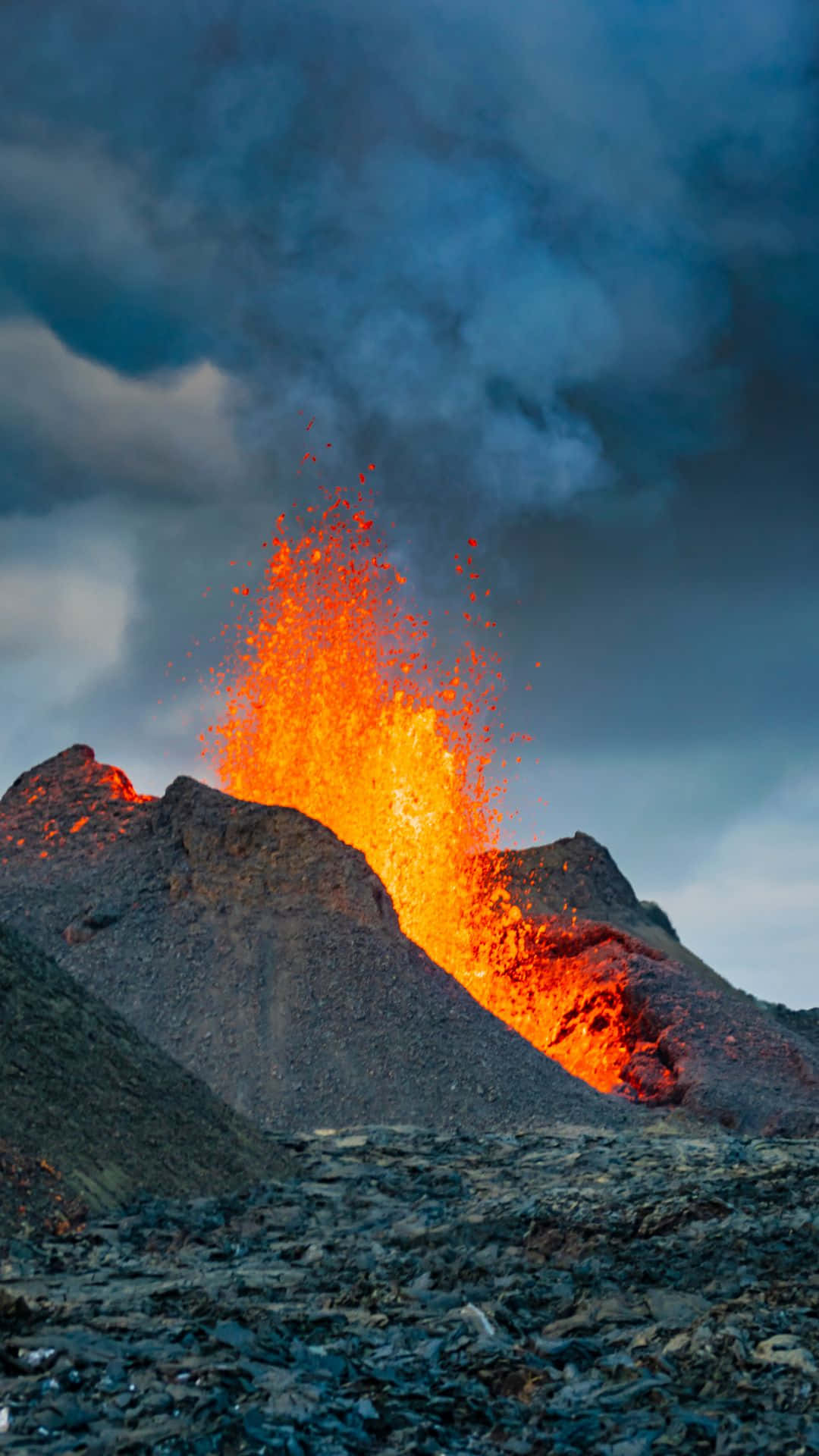 火山爆發，明亮的橙色熔岩映襯著黑暗的風暴天空。