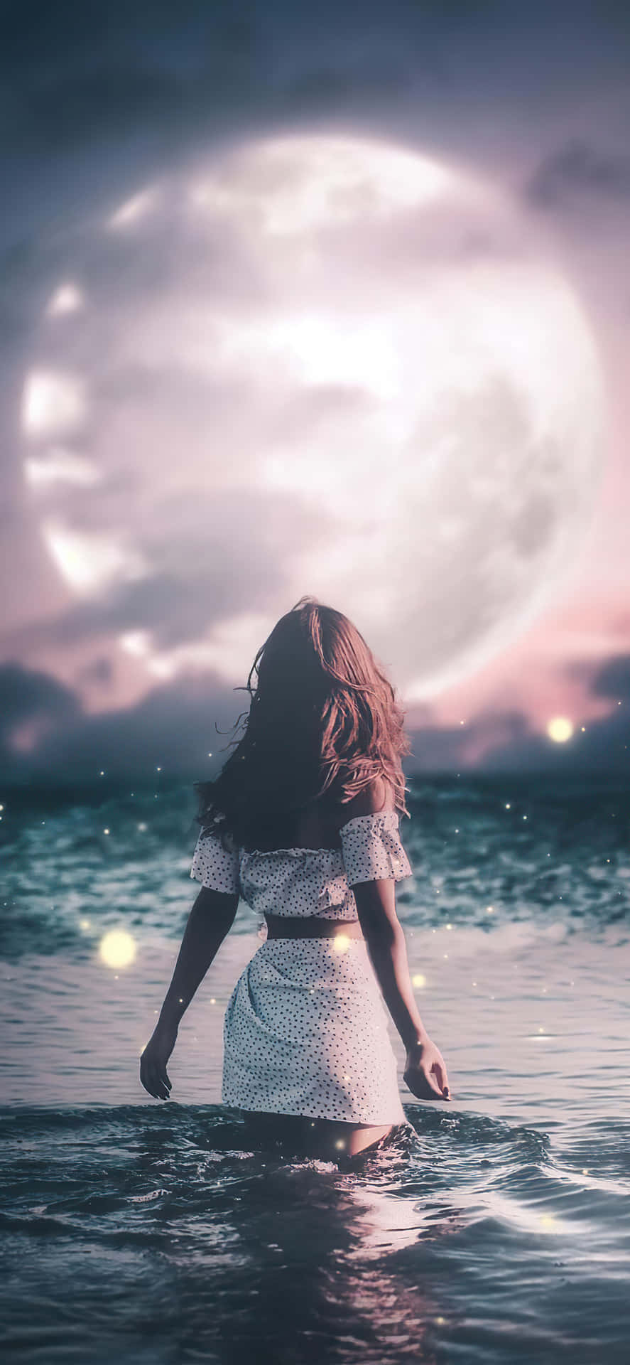 穿波點裙的女子在暮色中站在水裡，頭頂是一輪巨大的發光月亮。