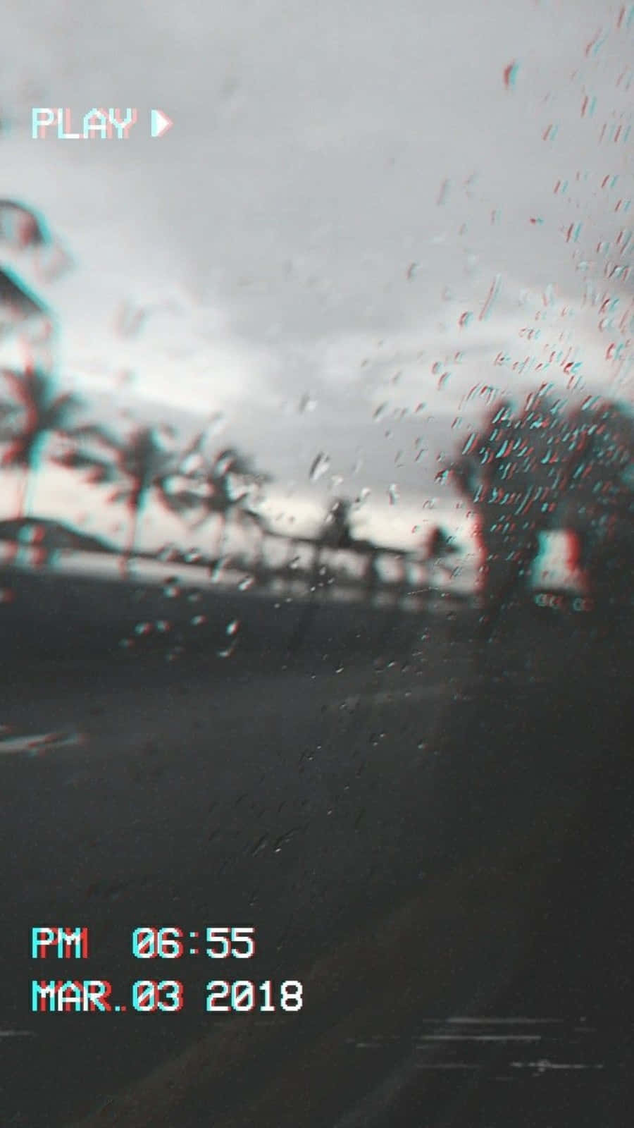 暮色中棕櫚樹成蔭的街道，透過雨痕斑駁的車窗看到的故障風格景象。