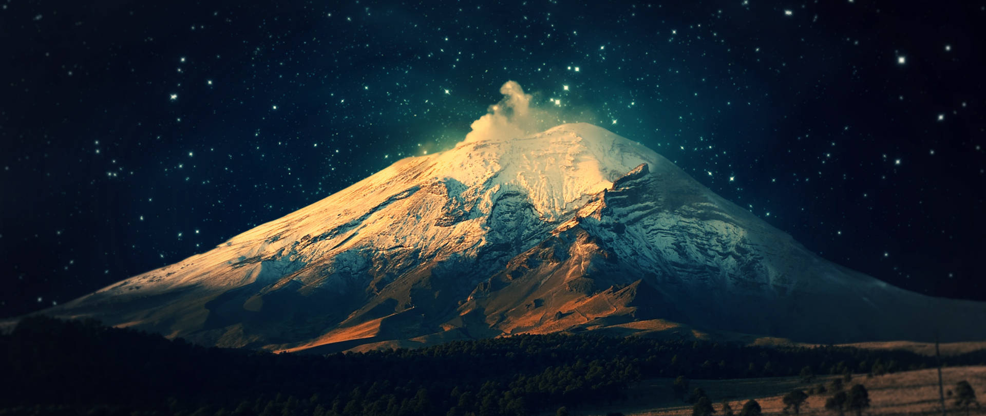 積雪火山在夜空下爆發，熔岩發光，星空閃爍。
