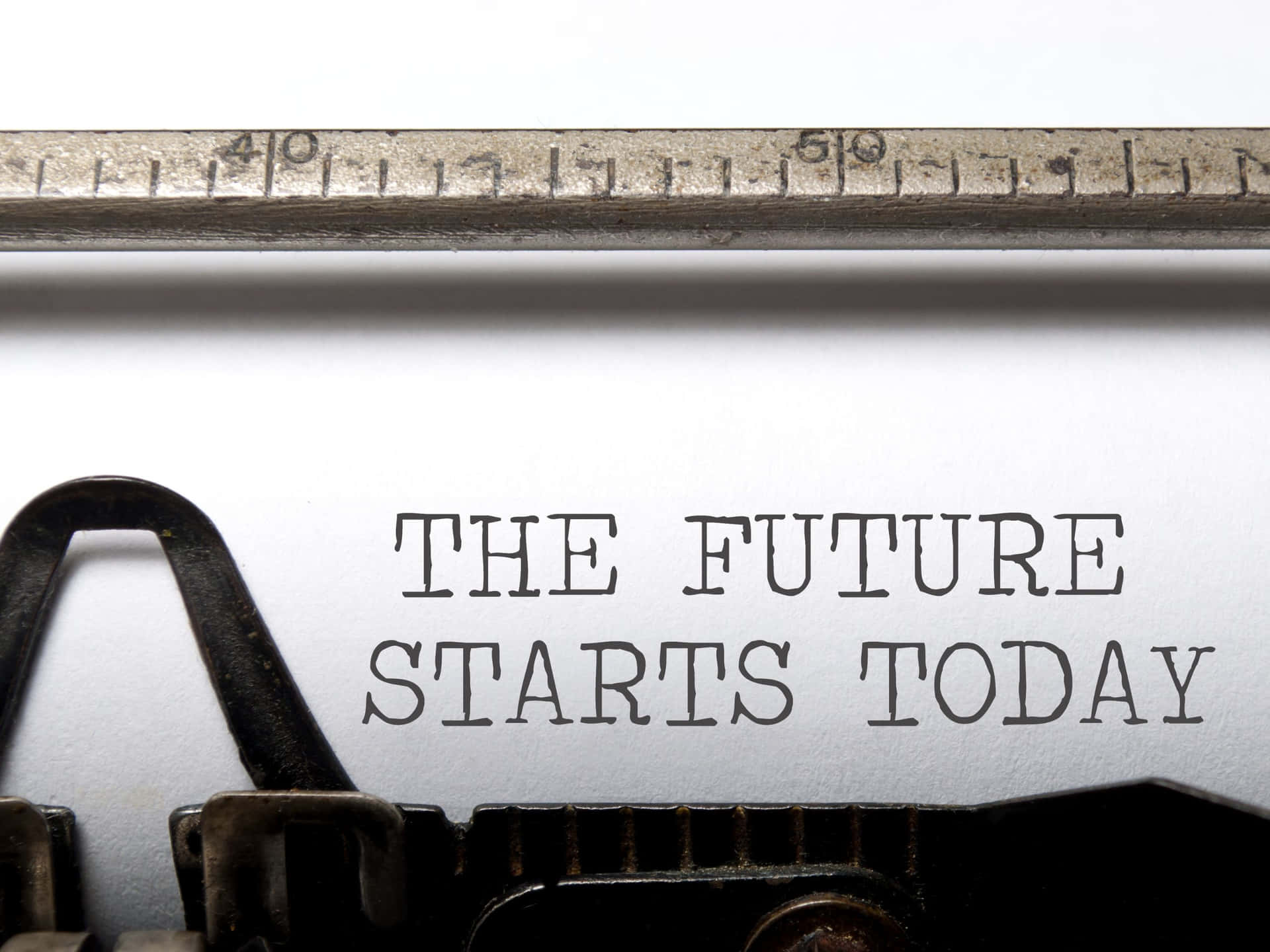 復古打字機，帶有打出「The Future Starts Today」的訊息