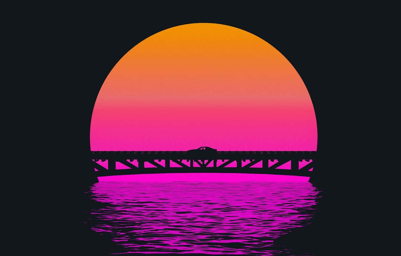 欣賞夏日傍晚的壯麗夕陽 壁紙 — 一輛汽車駛過一座橋，在橙色、粉紅色和洋紅色的巨大漸變日落映襯下形成剪影，日落映照在水面上。
