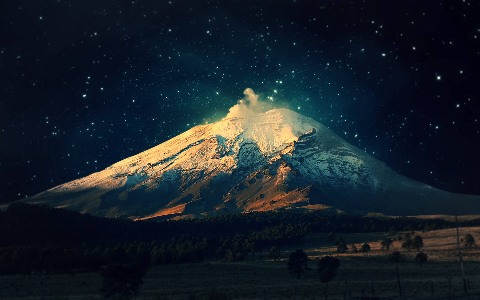 繁星夜空下積雪的山峰，山頂升起薄霧。