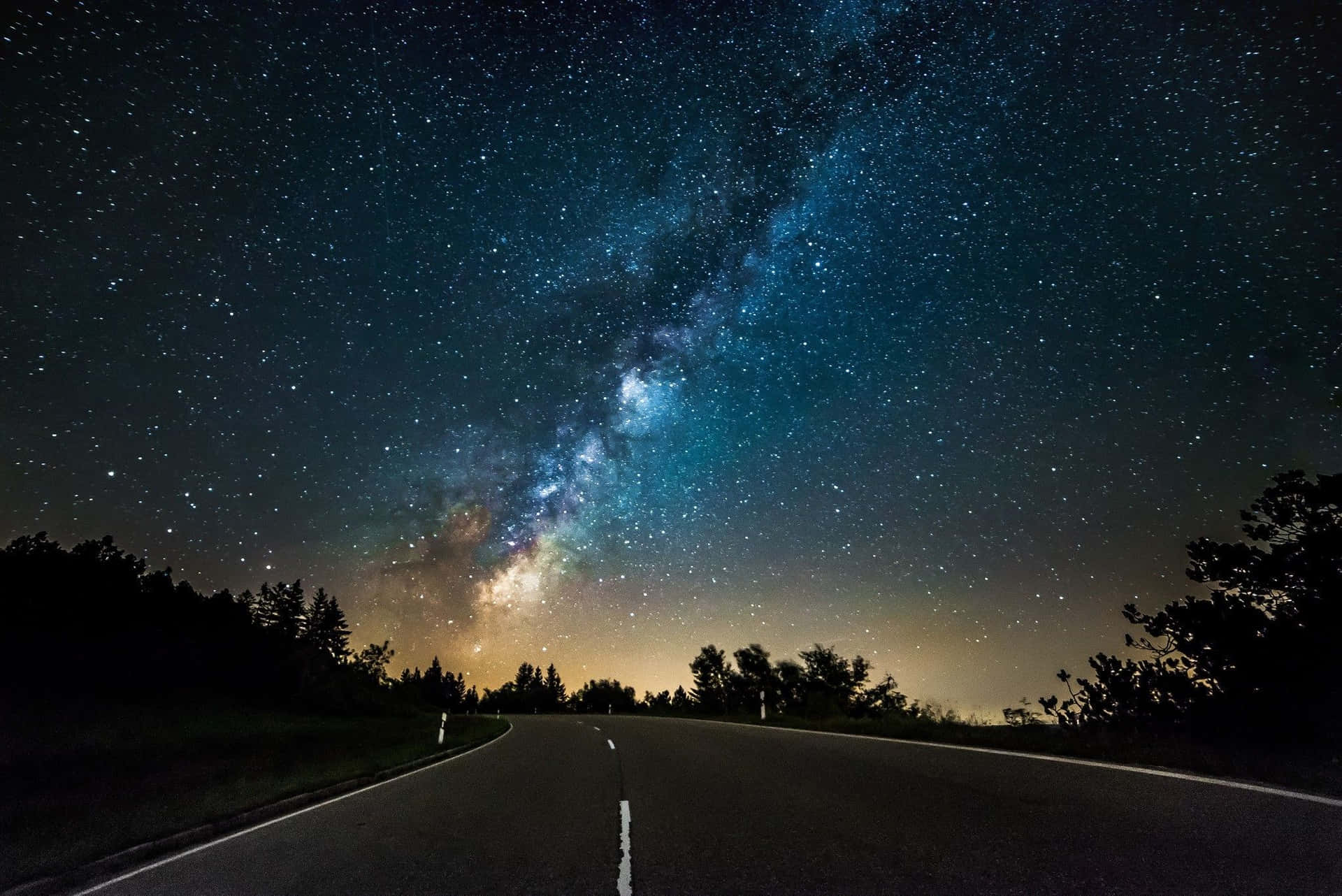 在星空下的道路，銀河系可見