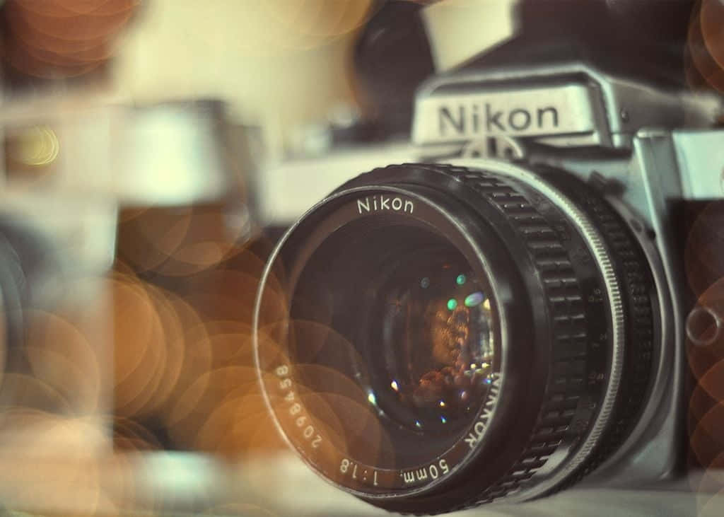 懷舊Nikon相機鏡頭特寫，背景溫暖散景。