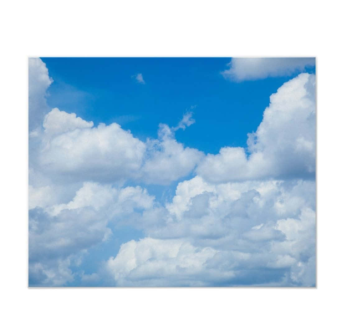 欣賞天堂雲朵的美麗風景 壁紙 — 廣闊藍天，佈滿蓬鬆白雲，在晴朗的白天地平線上飄移。