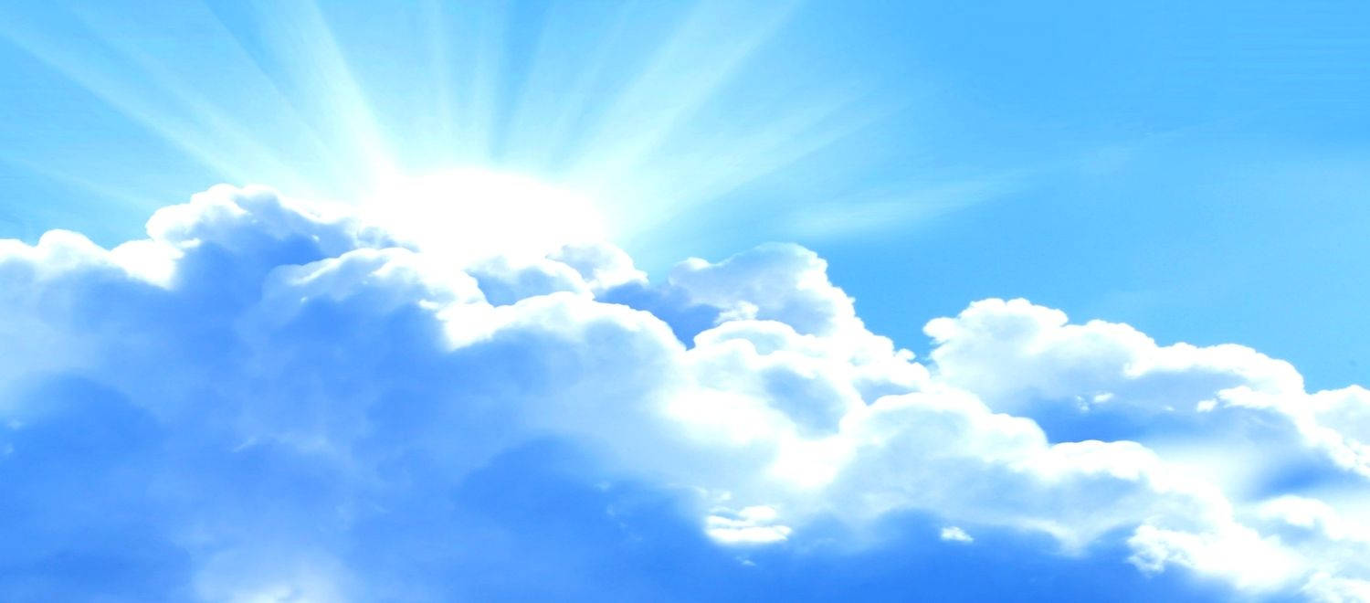 陽光明媚地穿過白雲，照耀在清澈的藍天上。
