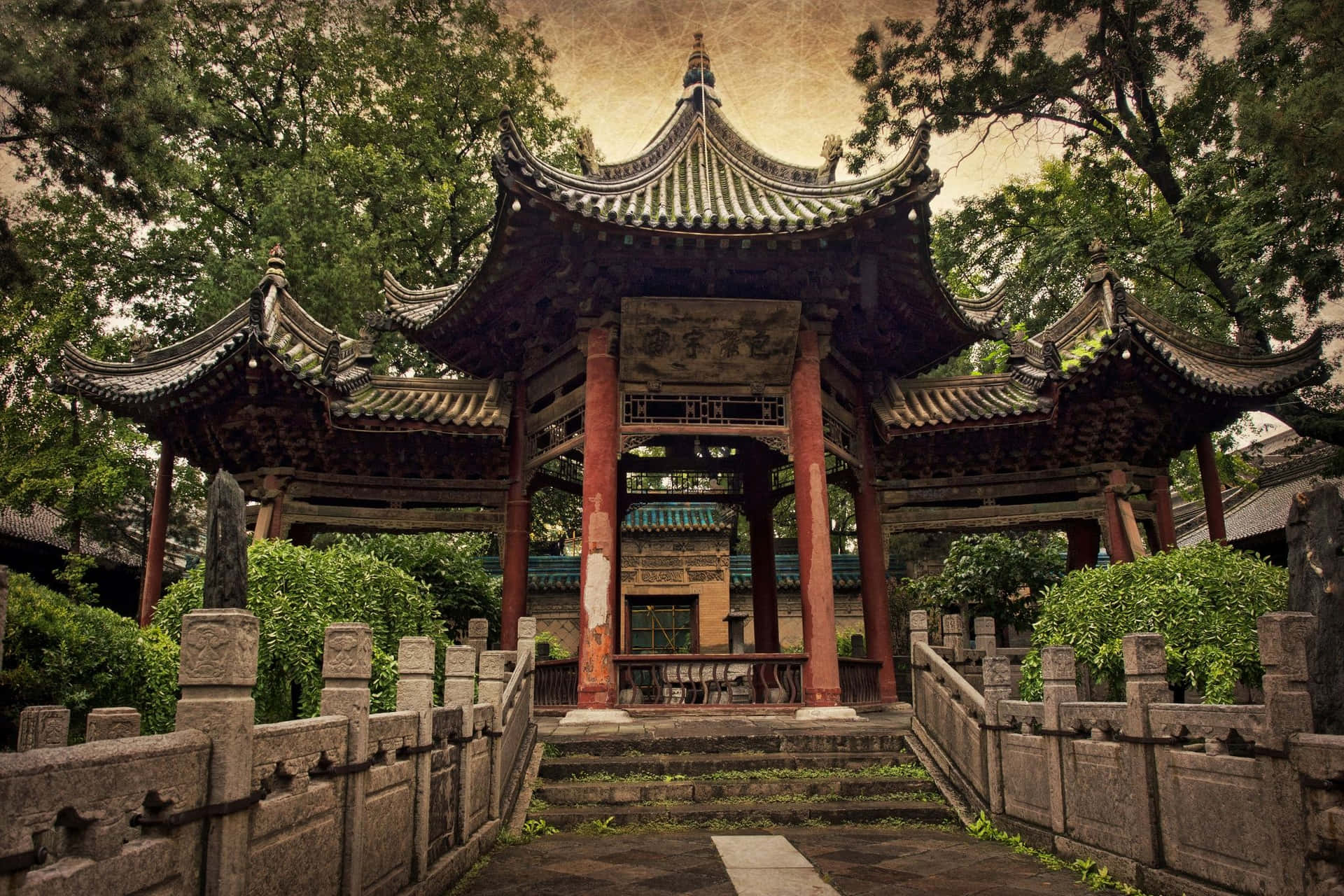 傳統中國亭閣，彎曲屋頂，被綠樹和石欄杆環繞。