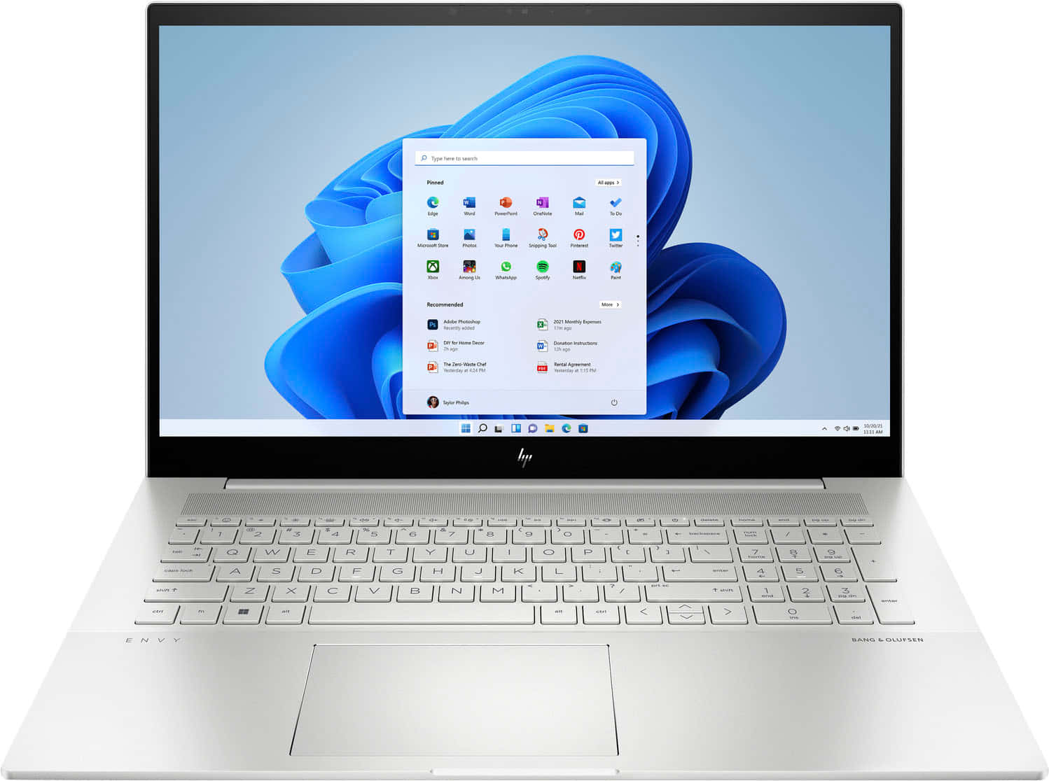 欣賞時尚筆電 壁紙 — 銀色 HP Envy 手提電腦打開，顯示 Windows 開始功能表，背景為藍色抽象圖案。