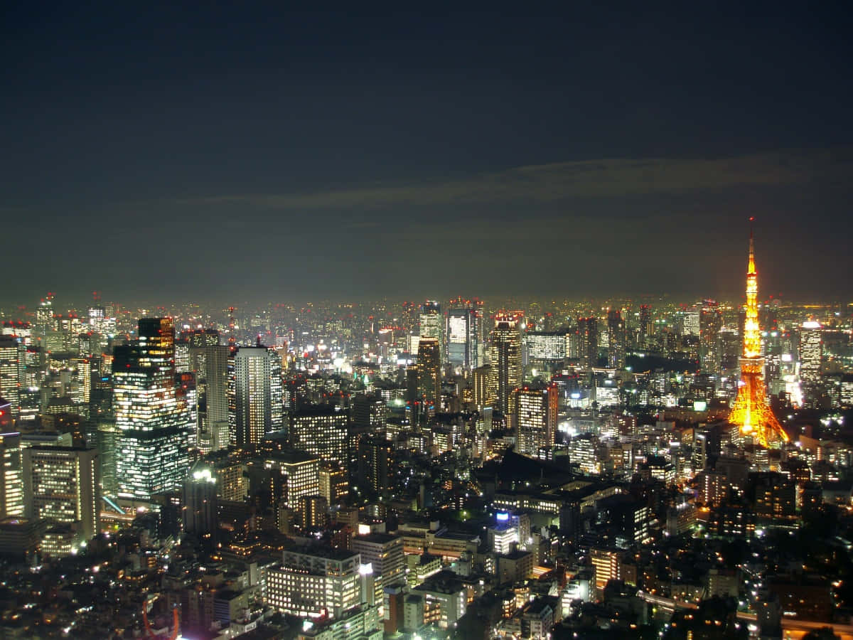 東京夜景，發光的建築物和標誌性的東京塔。